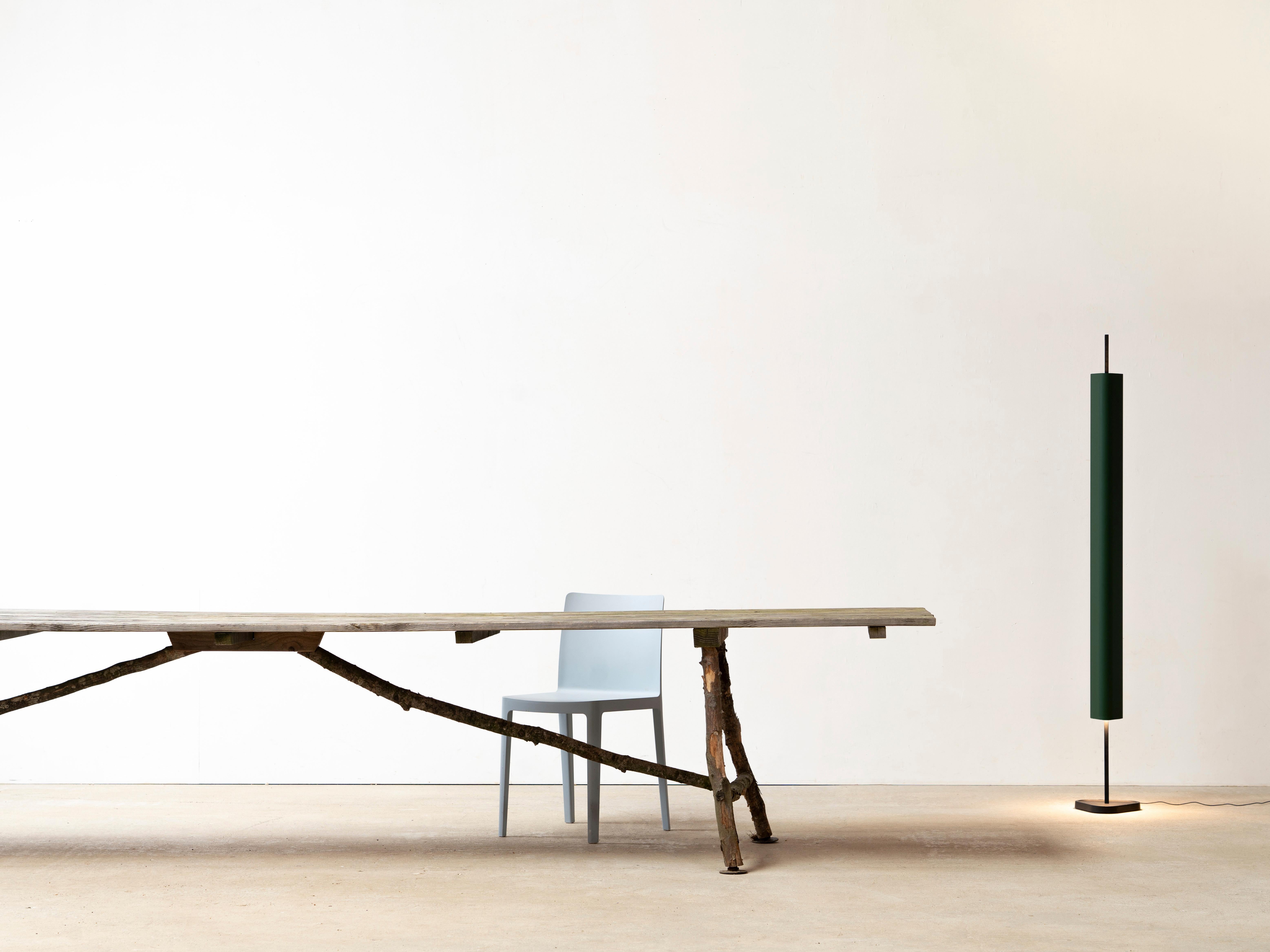 Lampada da terra Emis in alluminio e PMMA in rosso intenso di Erwan Bouroullec, 2023 in vendita 6