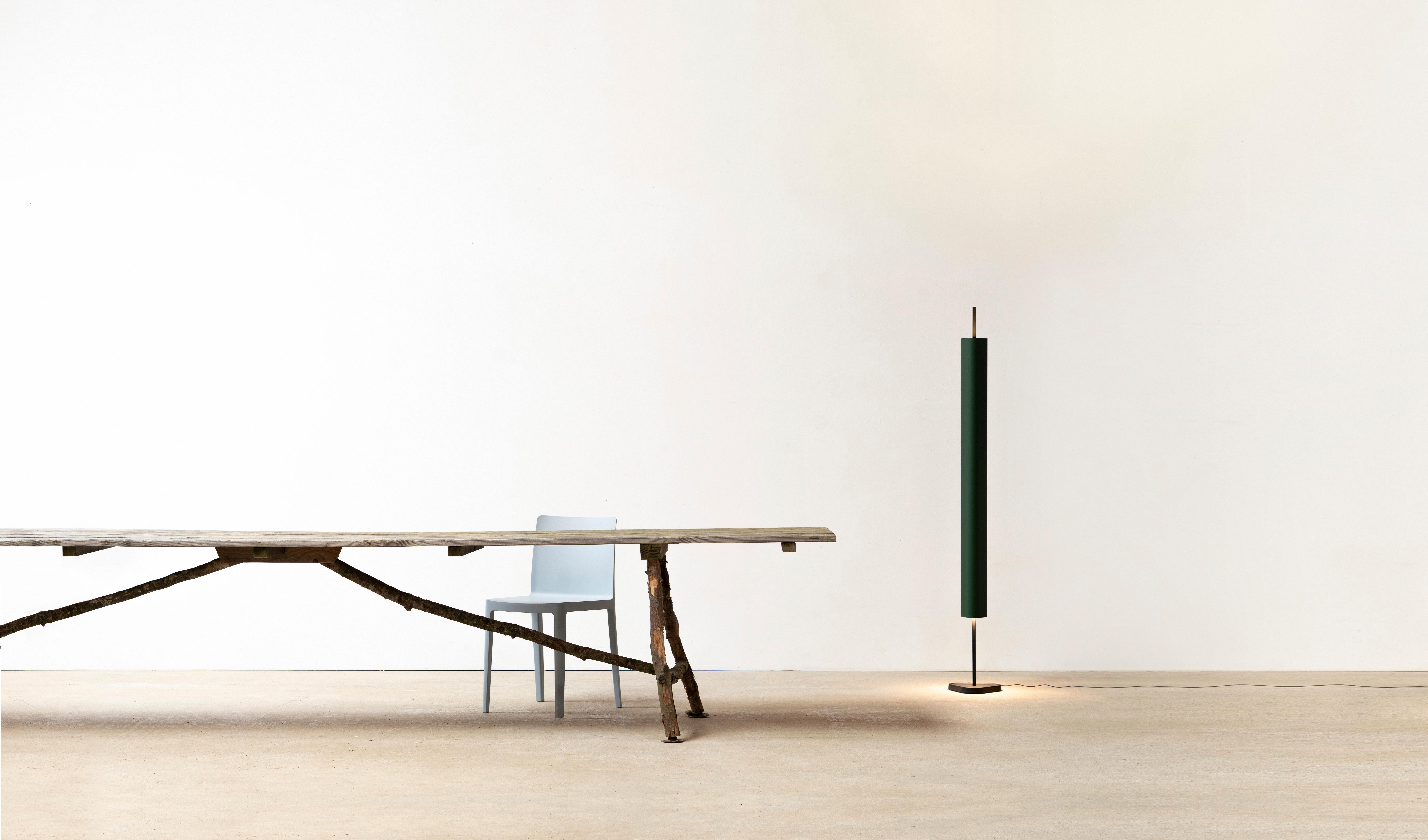 Lampada da terra Emis in alluminio e PMMA in rosso intenso di Erwan Bouroullec, 2023 in vendita 7