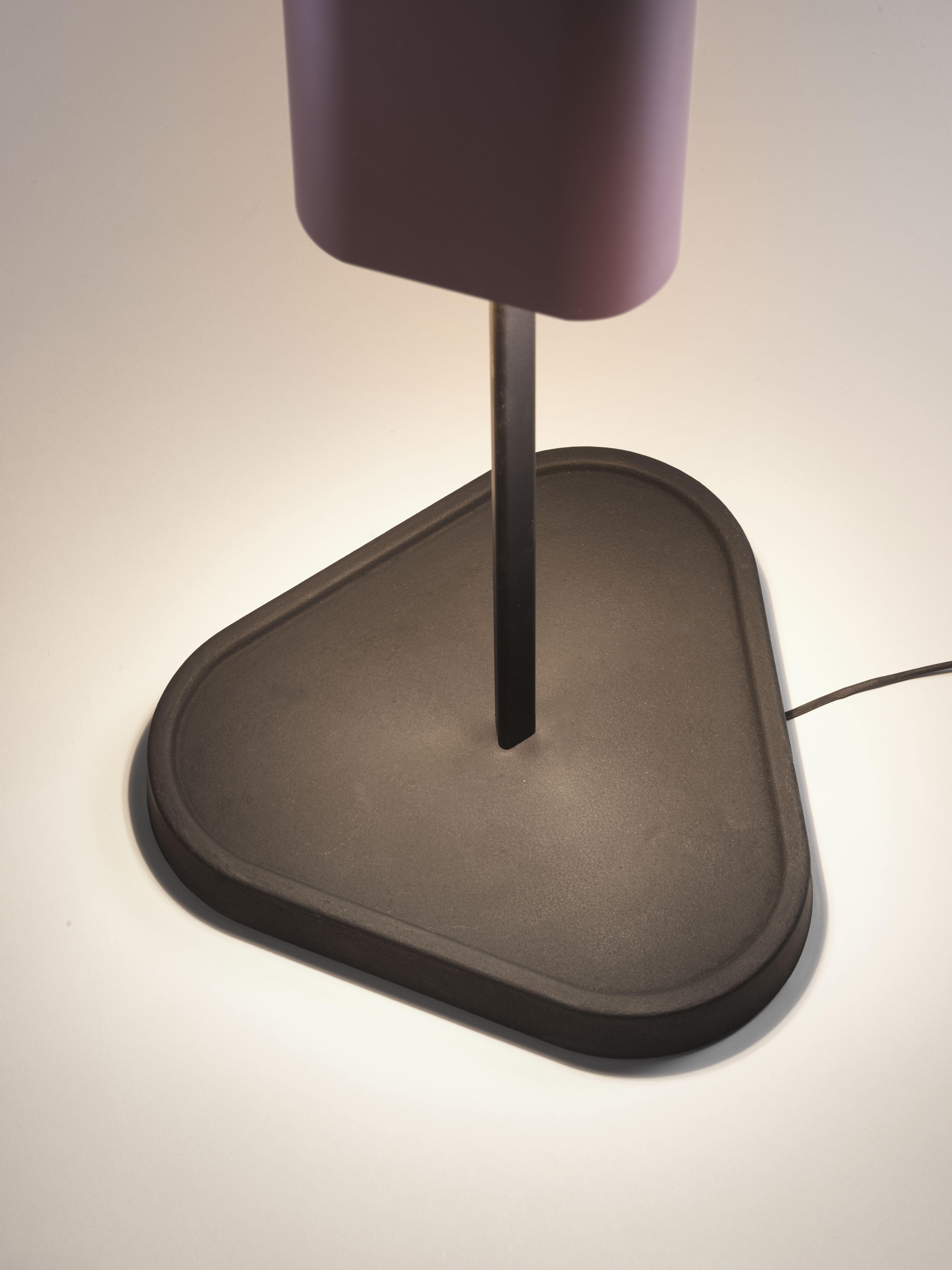 Una nuova soluzione di illuminazione intrigante e potente, Emi crea un'esperienza visiva accattivante e offre un'illuminazione eccezionale.

Emis presenta un profilo triangolare formato dal raggruppamento di tre moduli luminosi nascosti all'interno