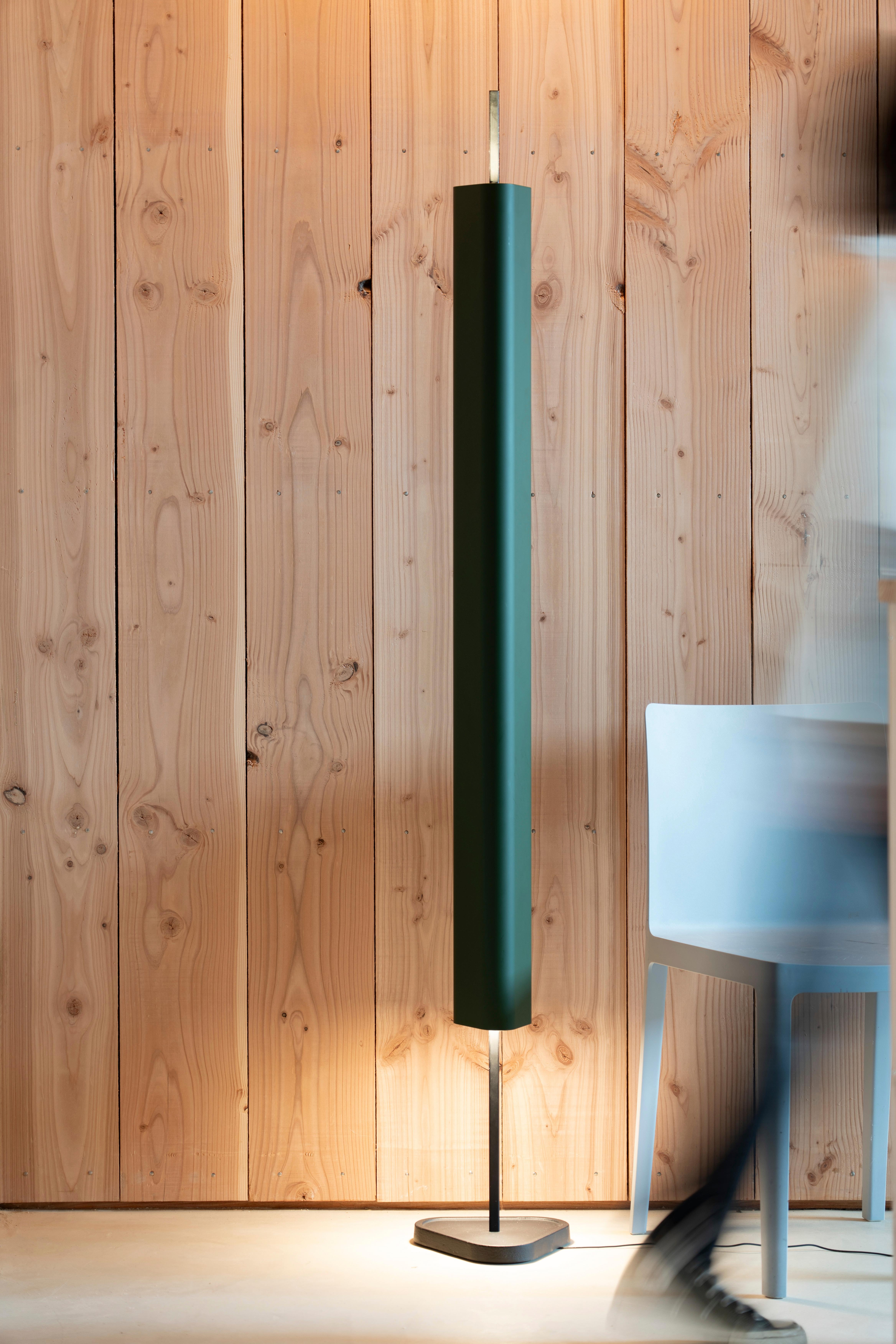 Lampada da terra Emis in alluminio e PMMA in rosso intenso di Erwan Bouroullec, 2023 In condizioni ottime in vendita a Brooklyn, NY