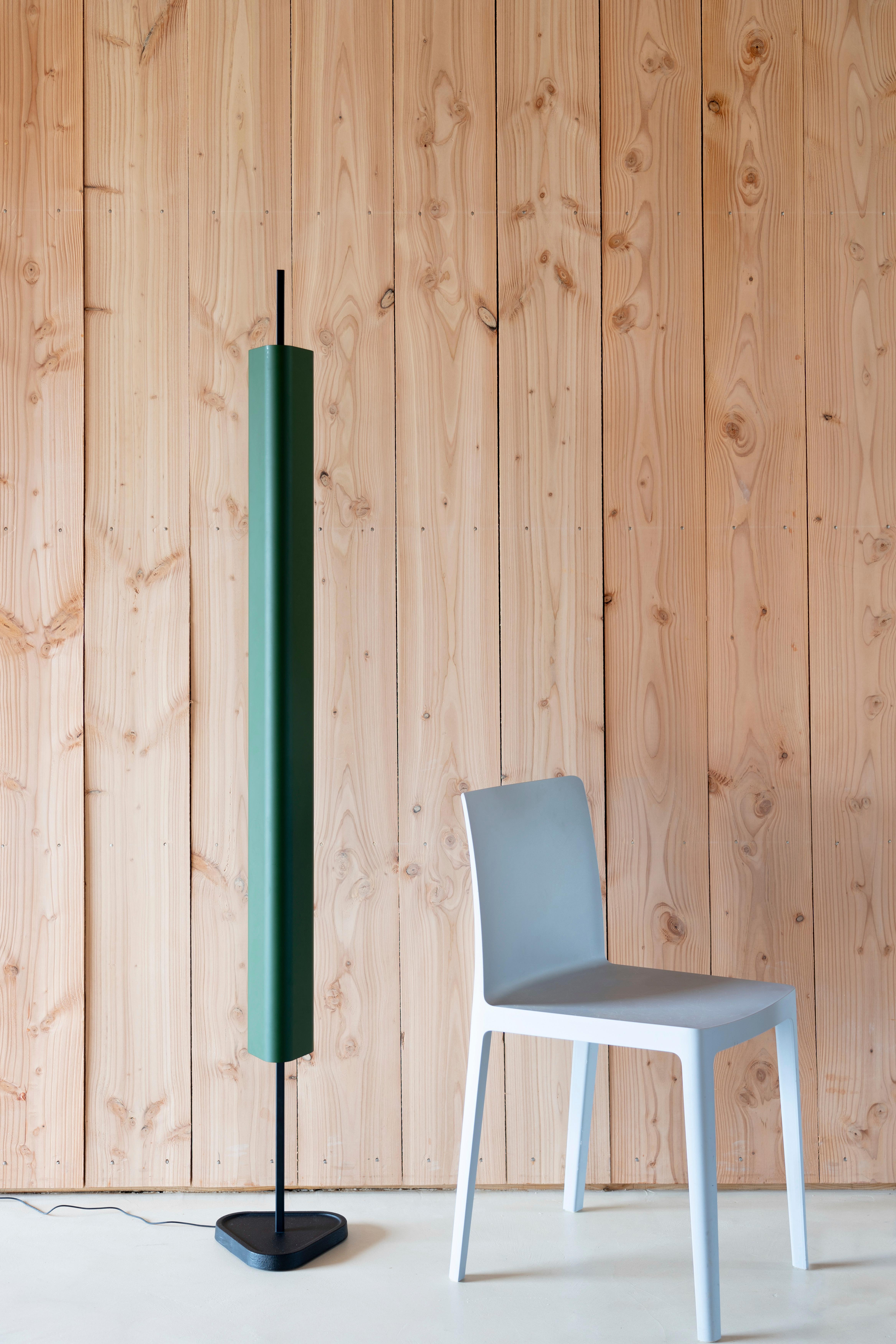 XXI secolo e contemporaneo Lampada da terra Emis in alluminio e PMMA in rosso intenso di Erwan Bouroullec, 2023 in vendita