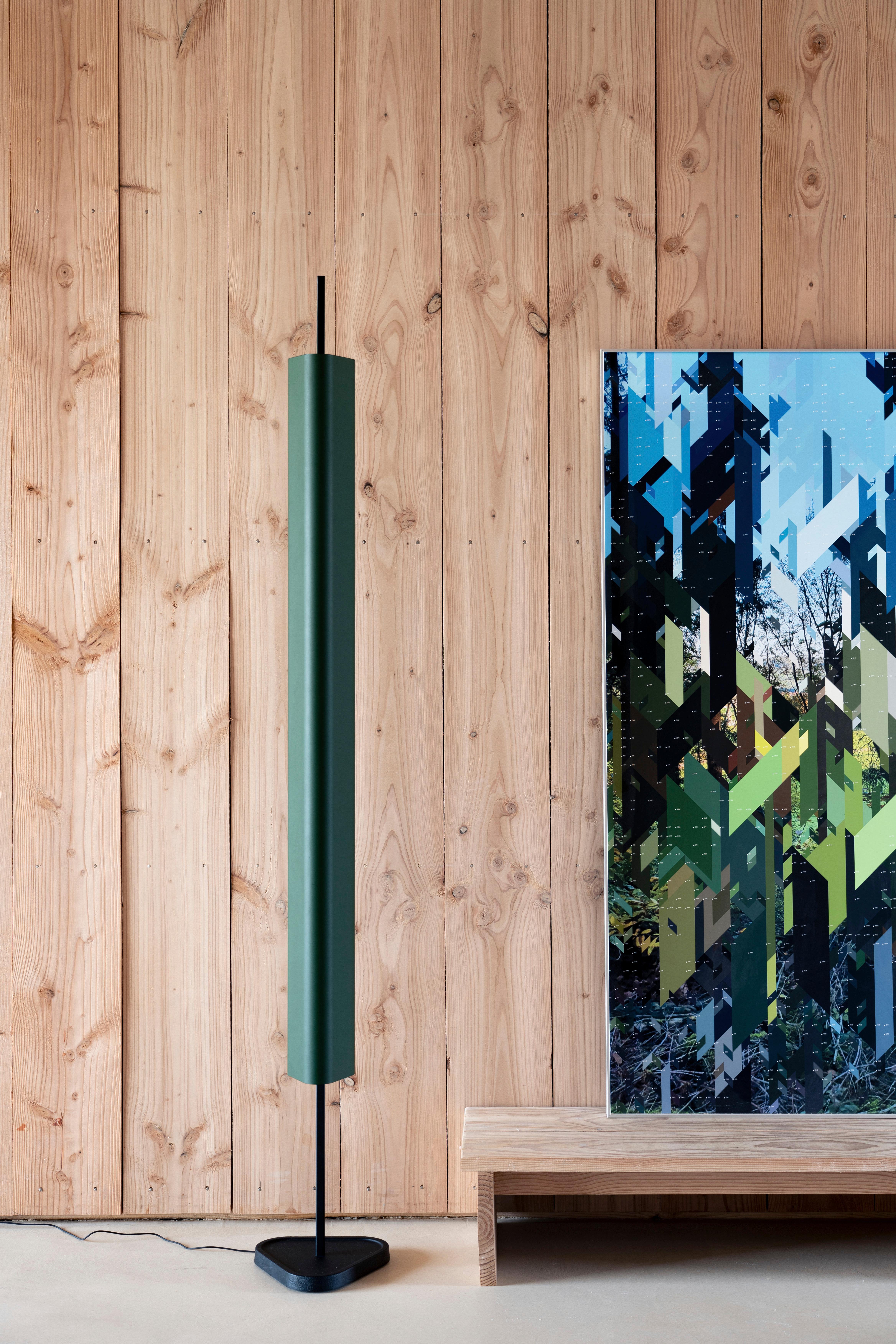 Alluminio Lampada da terra Emis in alluminio e PMMA in rosso intenso di Erwan Bouroullec, 2023 in vendita