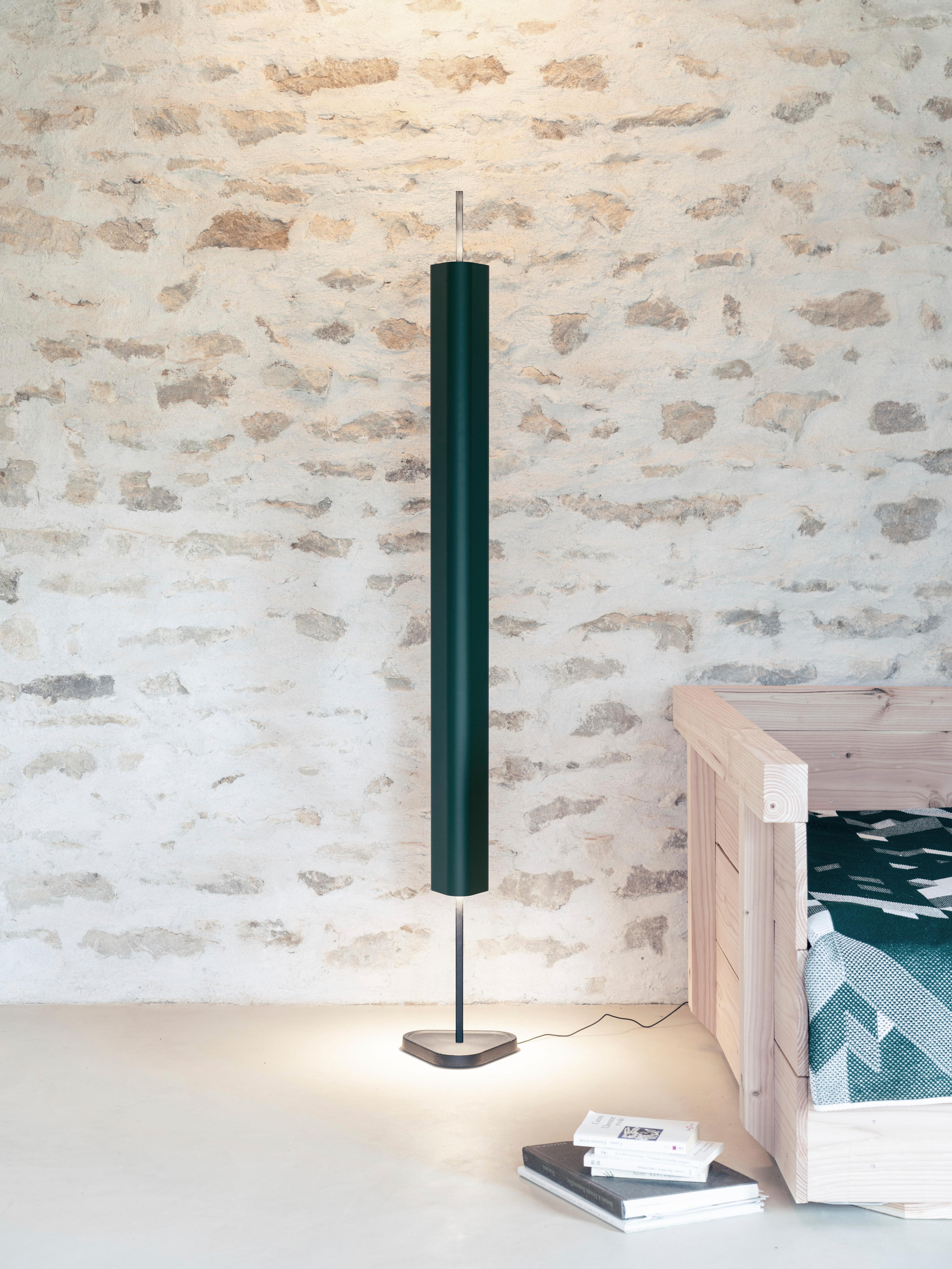 Lampada da terra Emis in alluminio e PMMA in rosso intenso di Erwan Bouroullec, 2023 in vendita 1