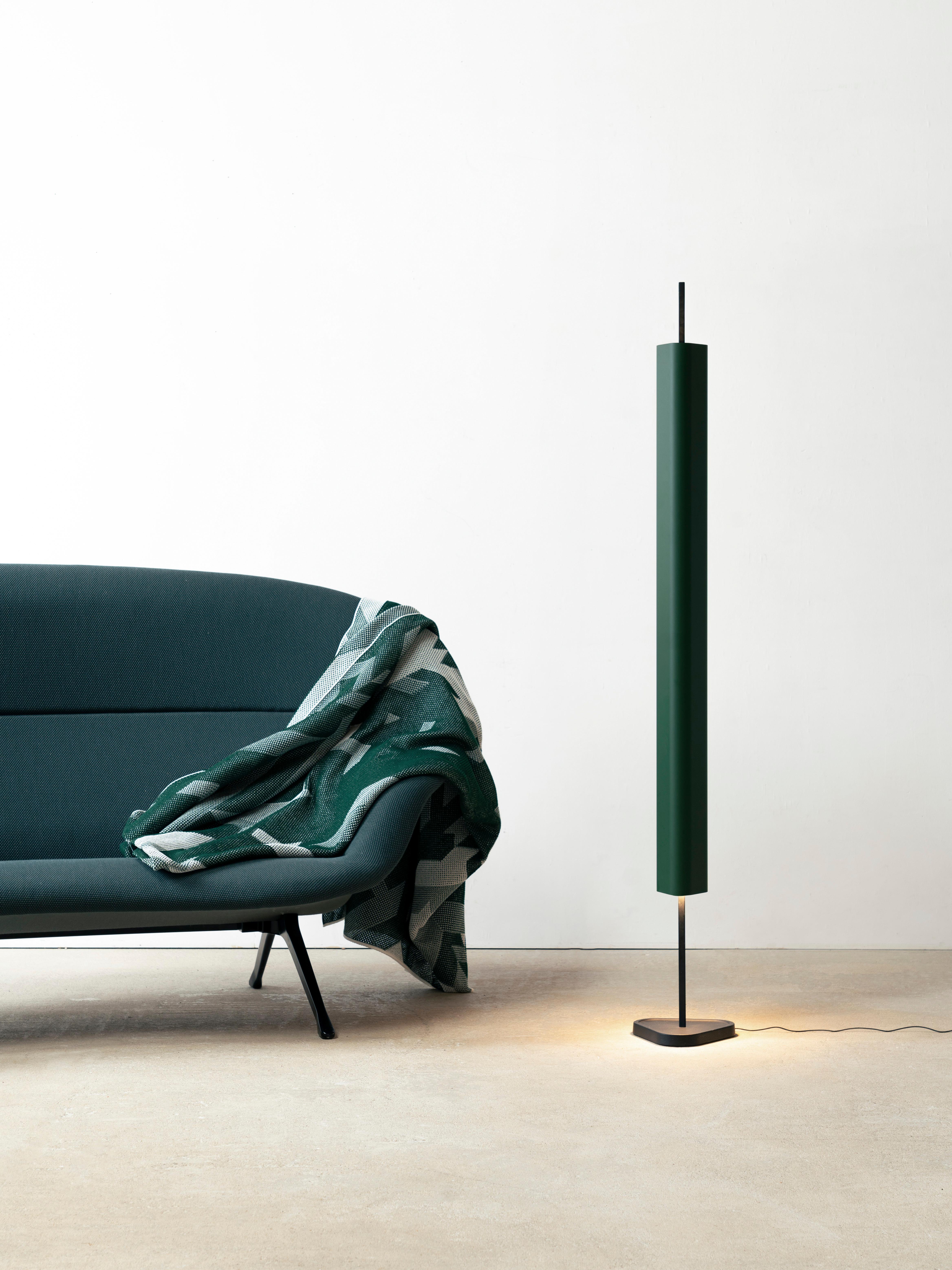 Lampada da terra Emis in alluminio e PMMA in rosso intenso di Erwan Bouroullec, 2023 in vendita 3