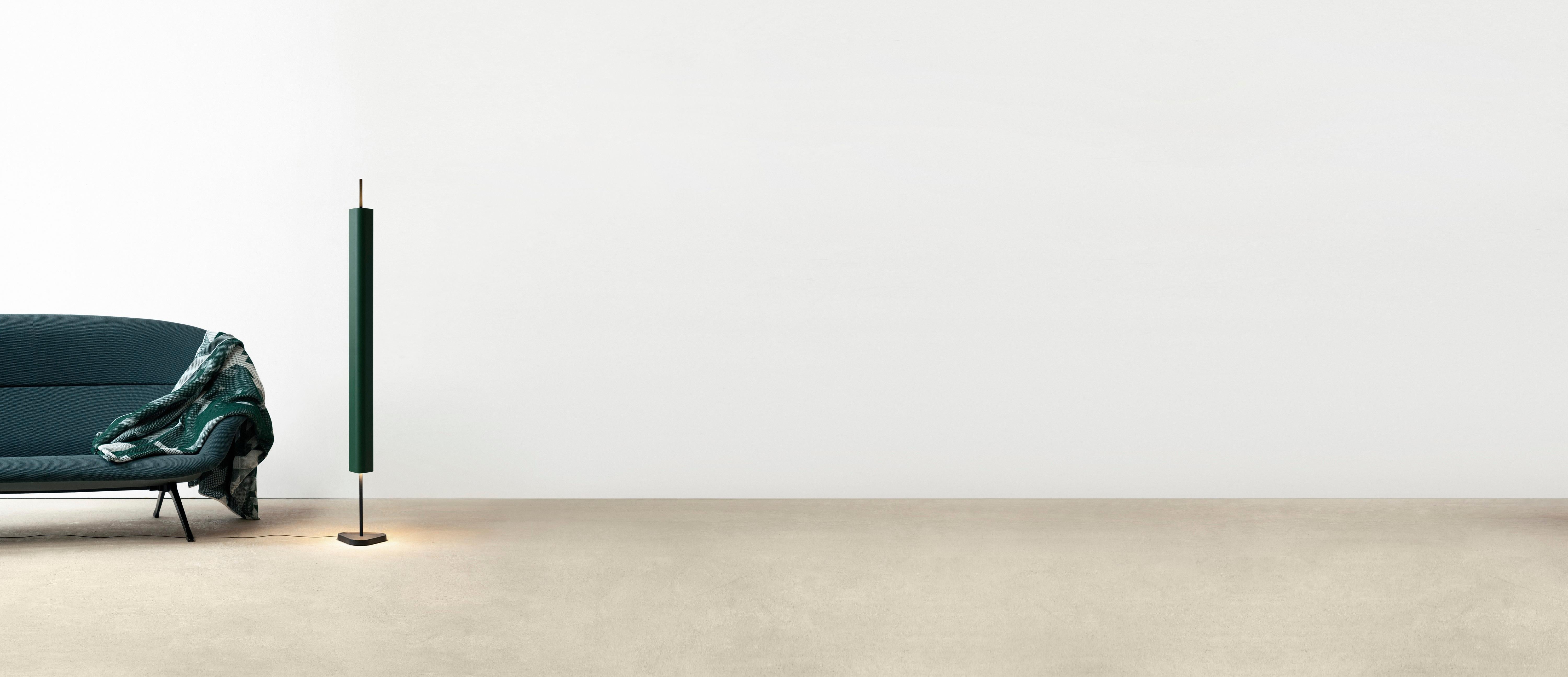 Lampada da terra Emis in alluminio e PMMA in rosso intenso di Erwan Bouroullec, 2023 in vendita 4