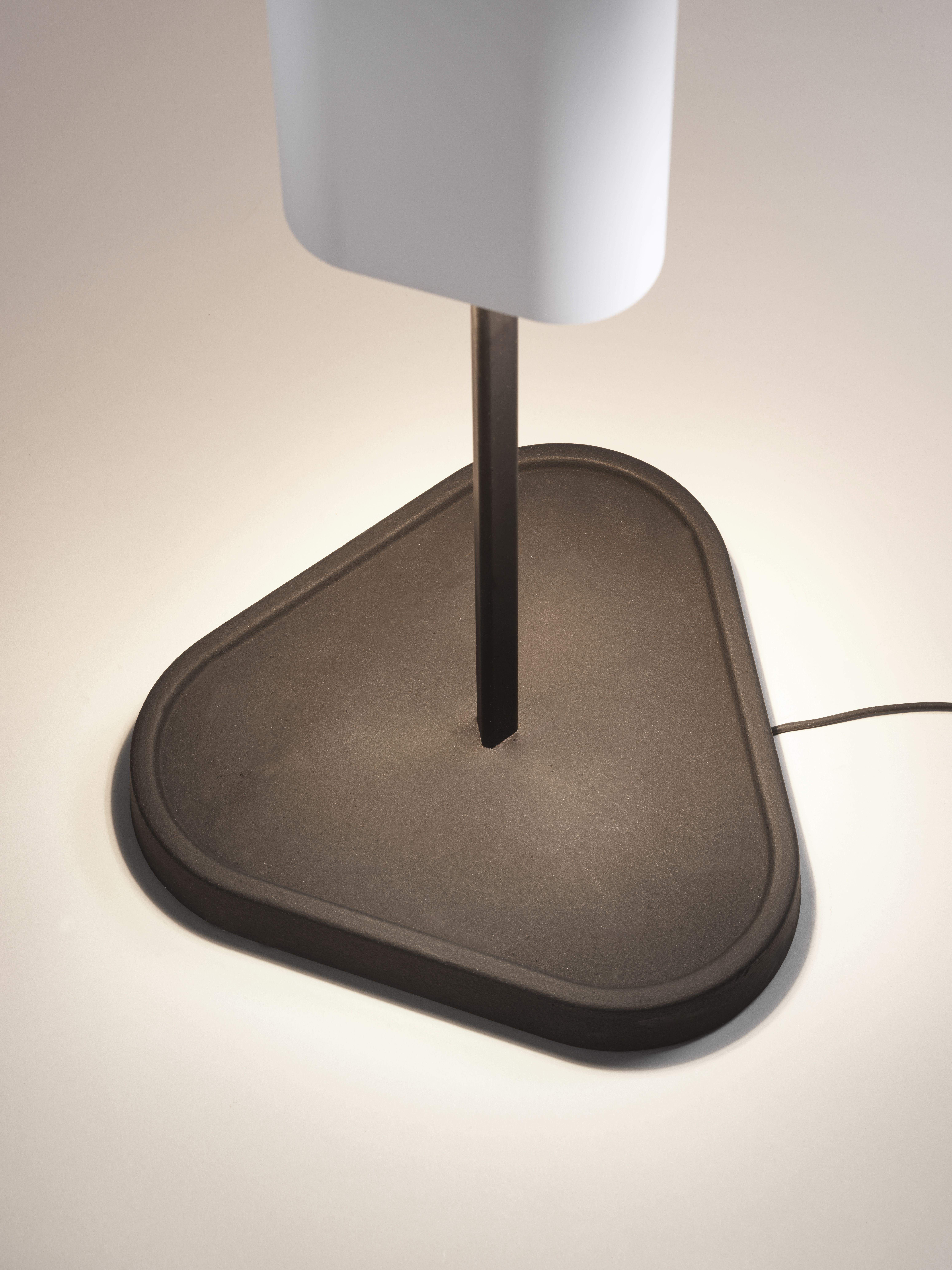 Una nuova soluzione di illuminazione intrigante e potente, Emi crea un'esperienza visiva accattivante e offre un'illuminazione eccezionale.

Emis presenta un profilo triangolare formato dal raggruppamento di tre moduli luminosi nascosti all'interno