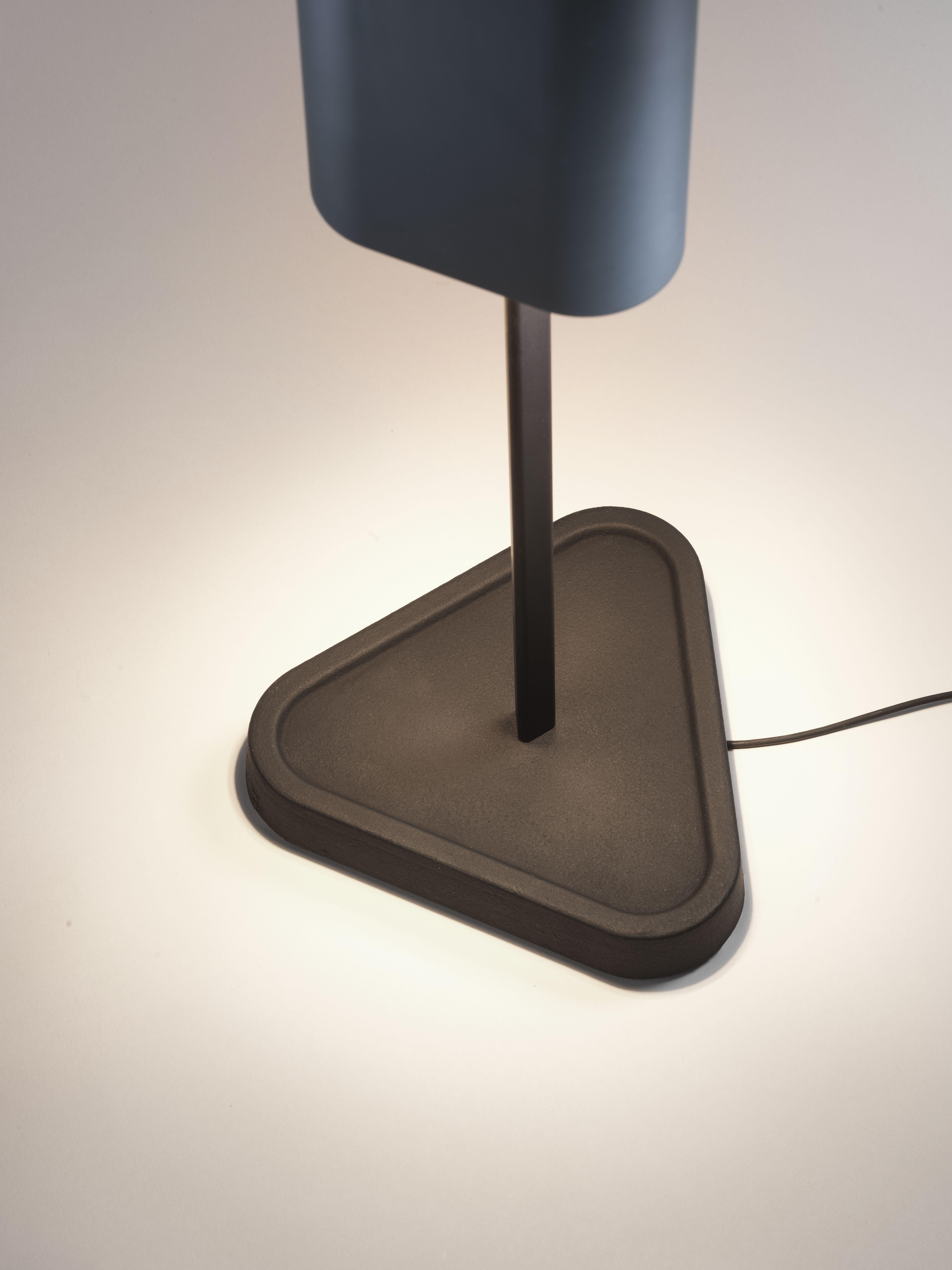Una nuova soluzione di illuminazione intrigante e potente, Emi crea un'esperienza visiva accattivante e offre un'illuminazione eccezionale.

Emis presenta un profilo triangolare formato dal raggruppamento di tre moduli luminosi nascosti all'interno