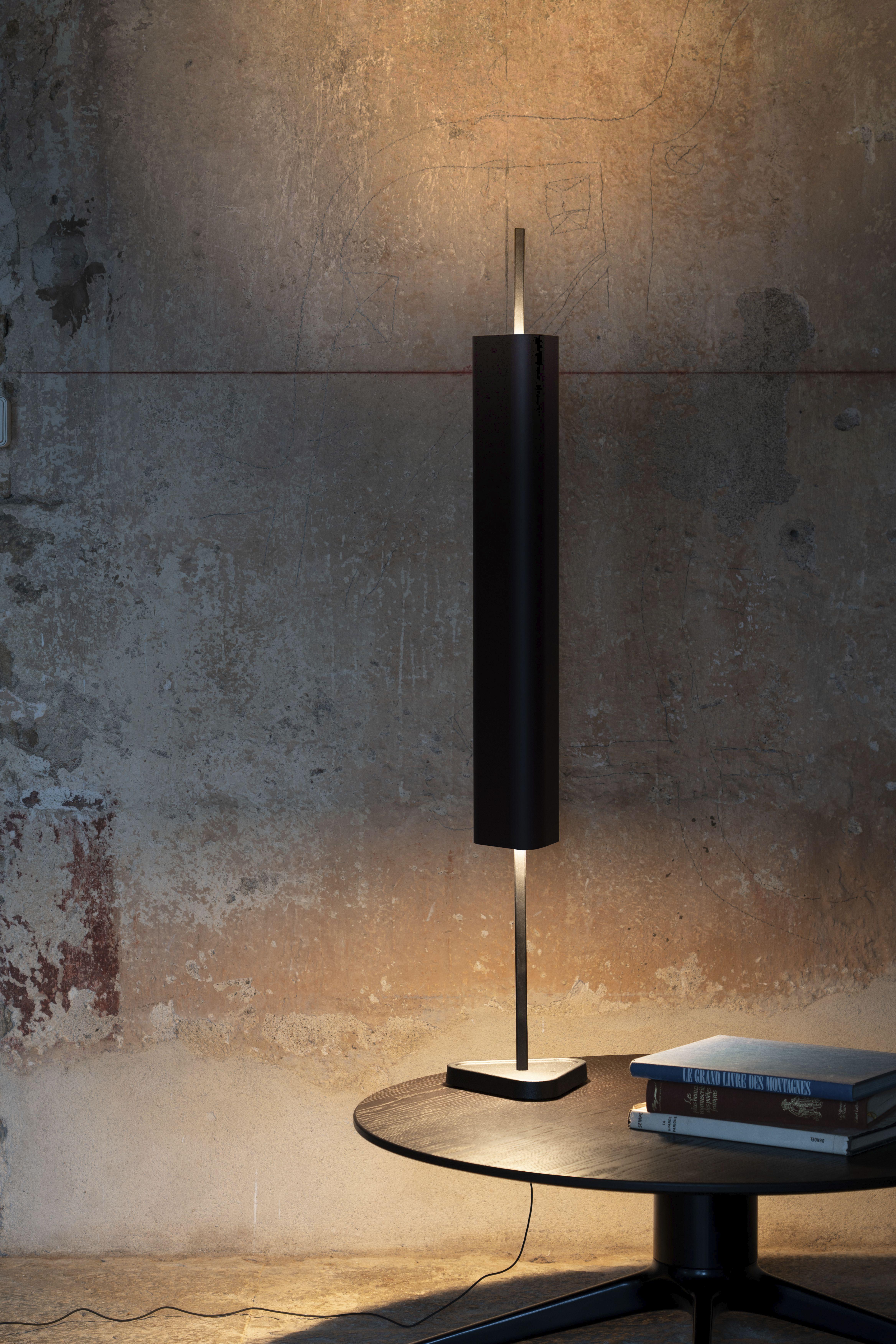 Aluminium Lampe de bureau Emi en aluminium et PMMA en vert profond par Erwan Bouroullec, 2023 en vente