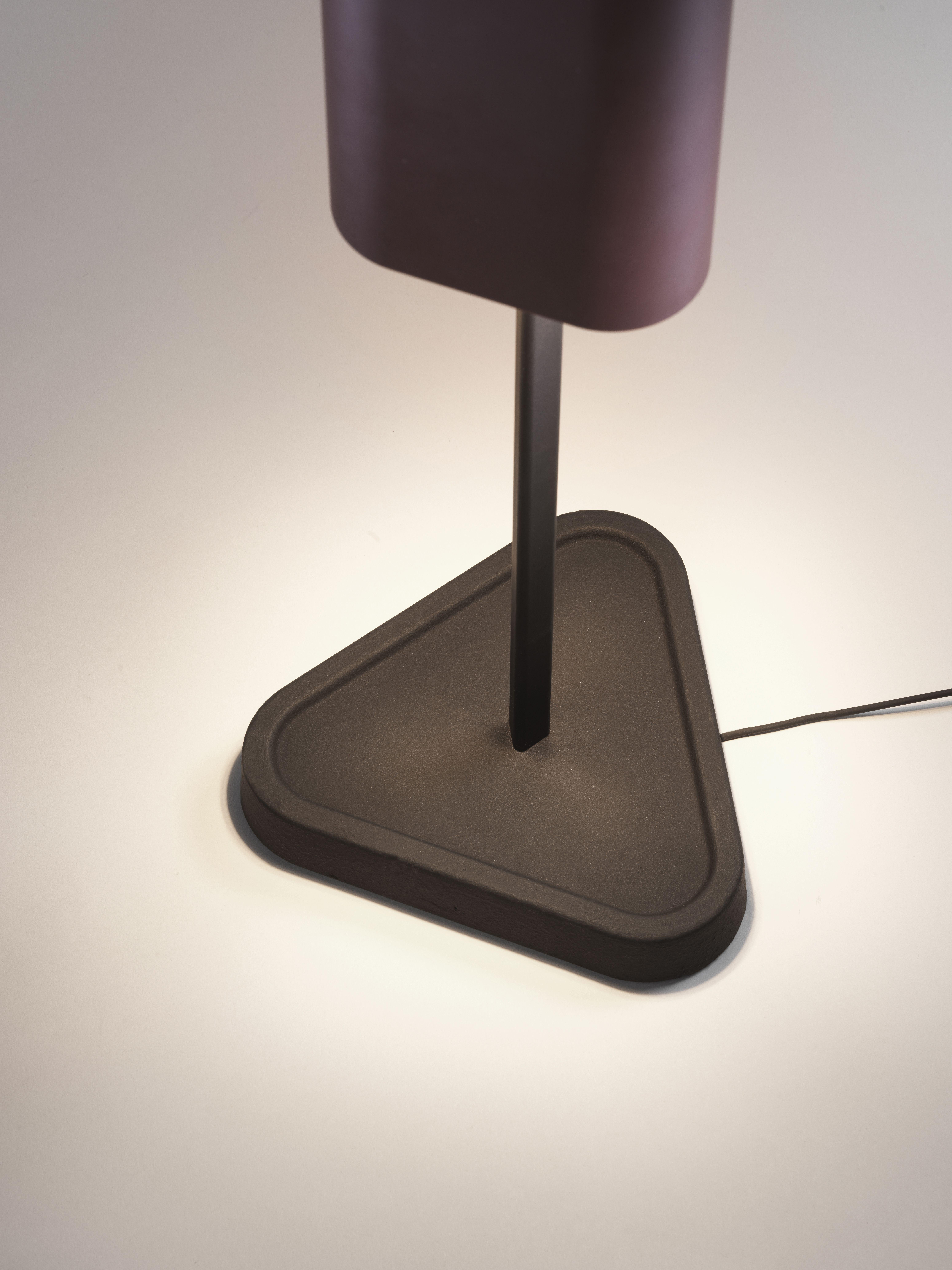 An intriguing yet powerful new lighting solution, Emi creates a captivating visual experience while delivering exceptional illumination.

Emi features a triangular profile formed by grouping three concealed light modules within a linear matte