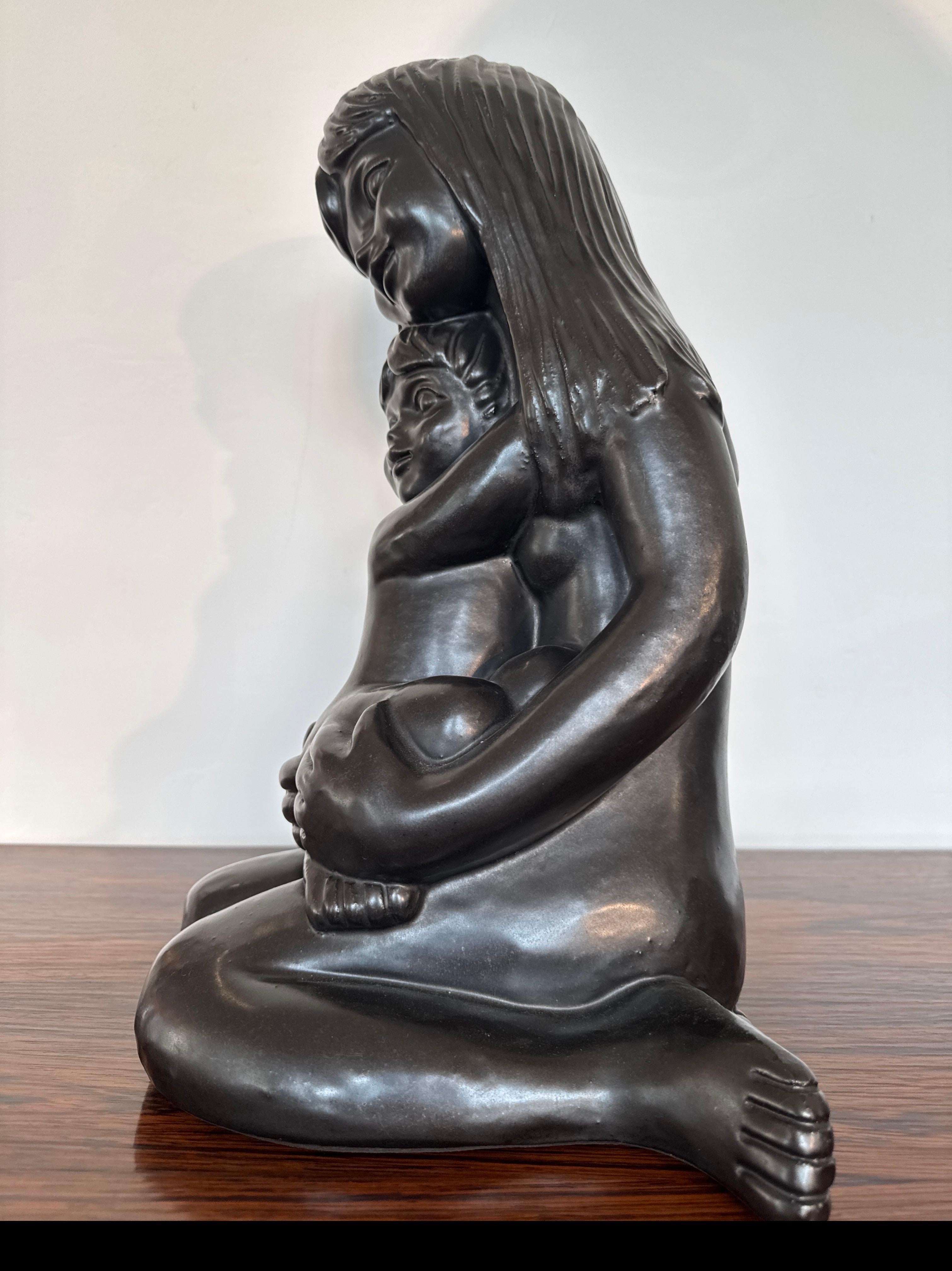 Emiel Laskaris Keramische Statue Mutter und Kind Belgien Künstler 1970er (Glasiert) im Angebot