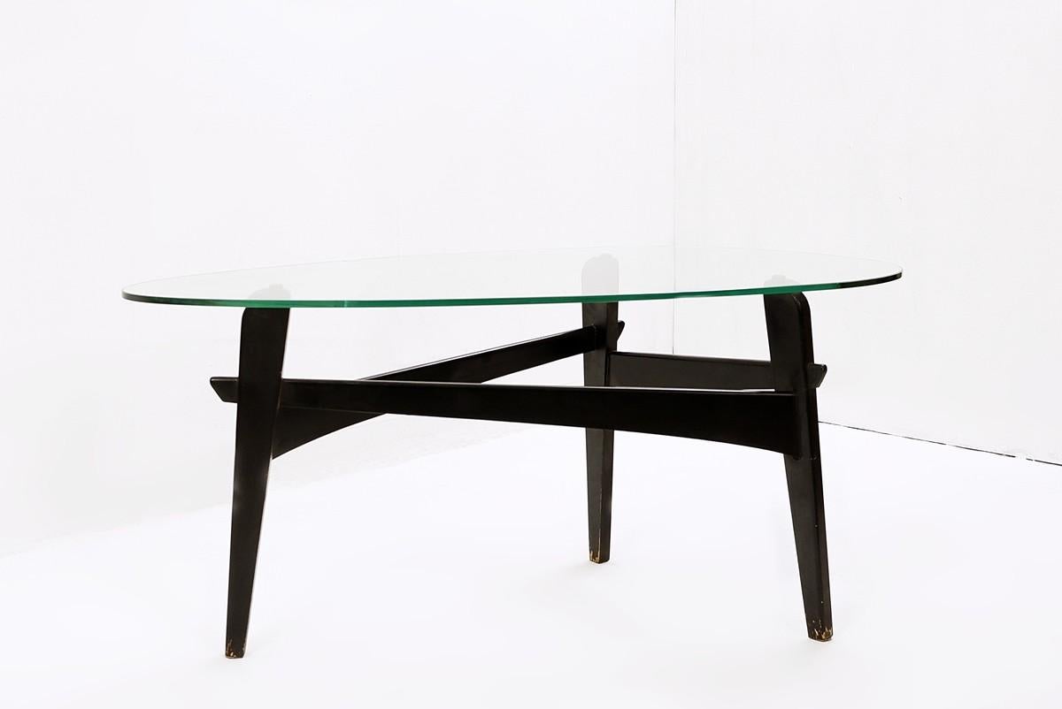 Emiel Veranneman seltener 'Osaka' Couchtisch 1955
Im Laufe der Jahre erlangte Veranneman internationale Anerkennung für seine Entwürfe, die in Museen und Galerien auf der ganzen Welt ausgestellt wurden. Seine Entwürfe zeichnen sich durch einen
