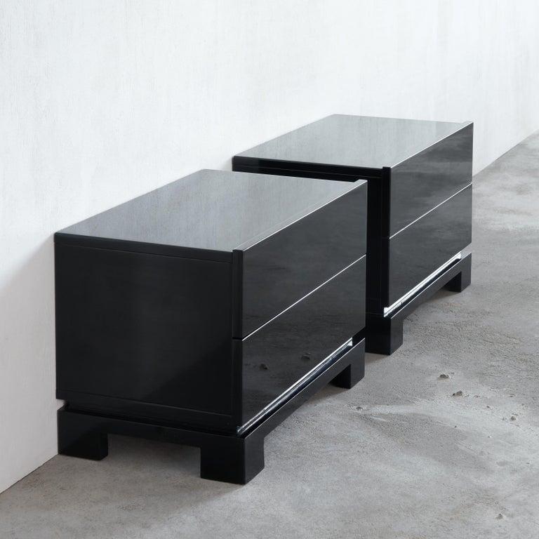 Emiel Veranneman Squisita coppia di armadietti lucidi, Belgio, anni '70 o '80.   Questa elegante coppia di armadietti è opera del famoso designer e artista belga Emiel Veranneman. Questi armadi hanno linee robuste e proporzioni perfette. L'uso