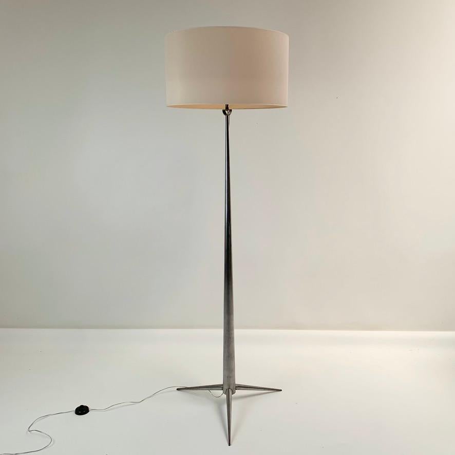 Lampada da terra rara di Emiel Veranneman, 1960 circa, Belgio.
Acciaio nichelato, paralume in tessuto avorio.
Una lampadina E27 da 60 W. Ricablata.
Dimensioni: 16E cm H, 50 cm W, 50 cm D.
Bibliografia: Veranneman, Mercatorfonds Editeur, p.382.
Tutti