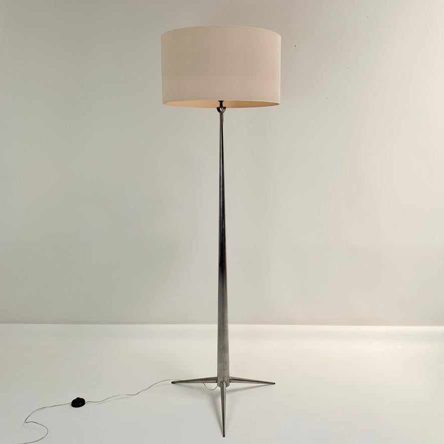 Mid-Century moderno Lampada da terra a treppiede in acciaio di Emiel Veranneman, 1960 circa, Belgio in vendita