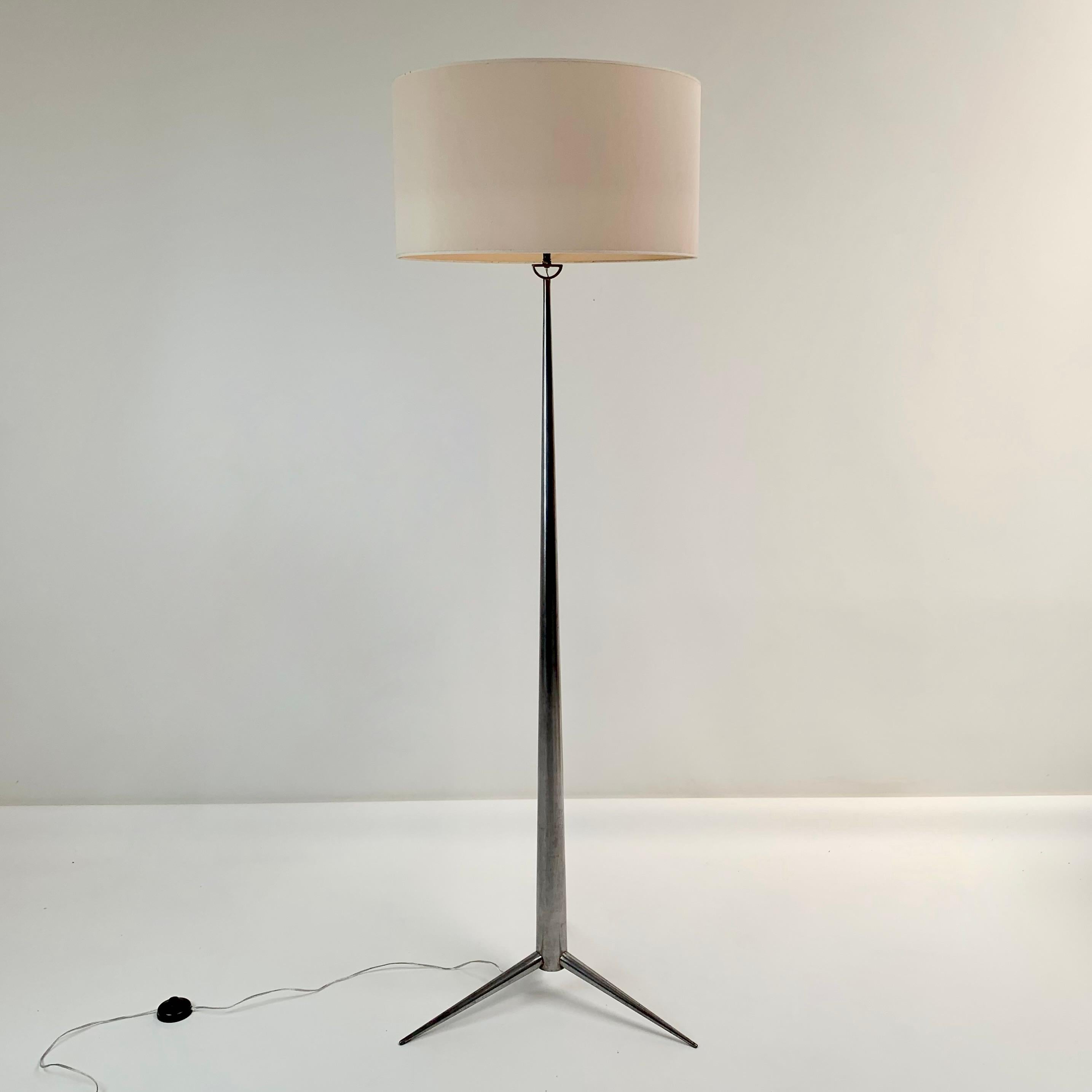 Belga Lampada da terra a treppiede in acciaio di Emiel Veranneman, 1960 circa, Belgio in vendita
