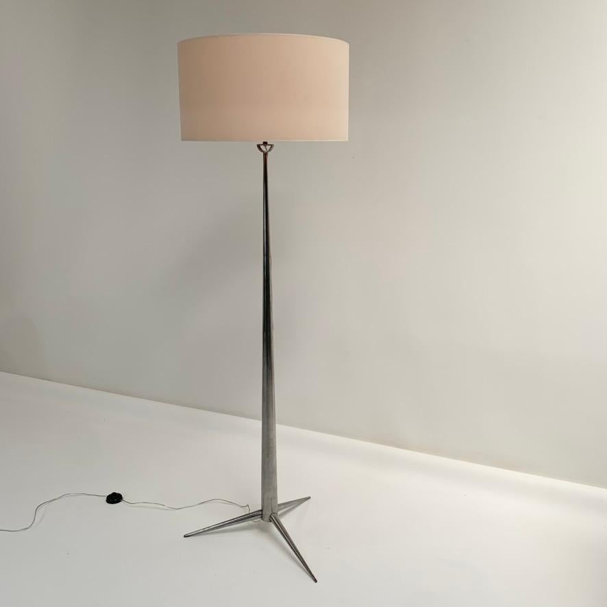 Metà XX secolo Lampada da terra a treppiede in acciaio di Emiel Veranneman, 1960 circa, Belgio in vendita