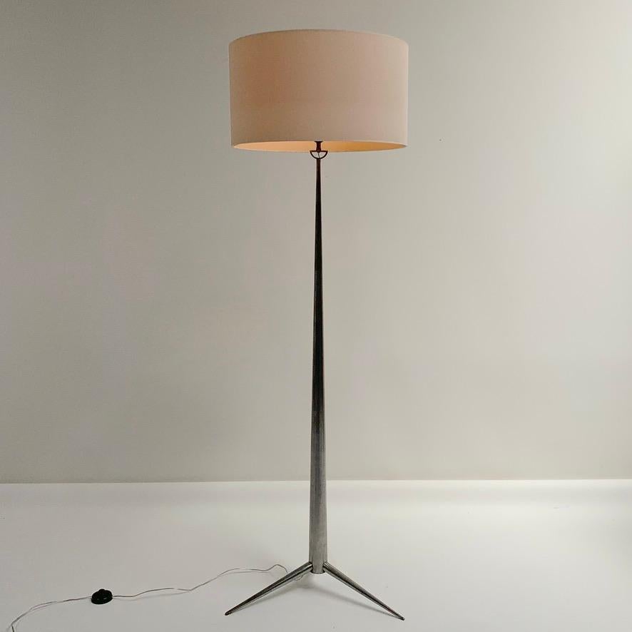 Acciaio Lampada da terra a treppiede in acciaio di Emiel Veranneman, 1960 circa, Belgio in vendita