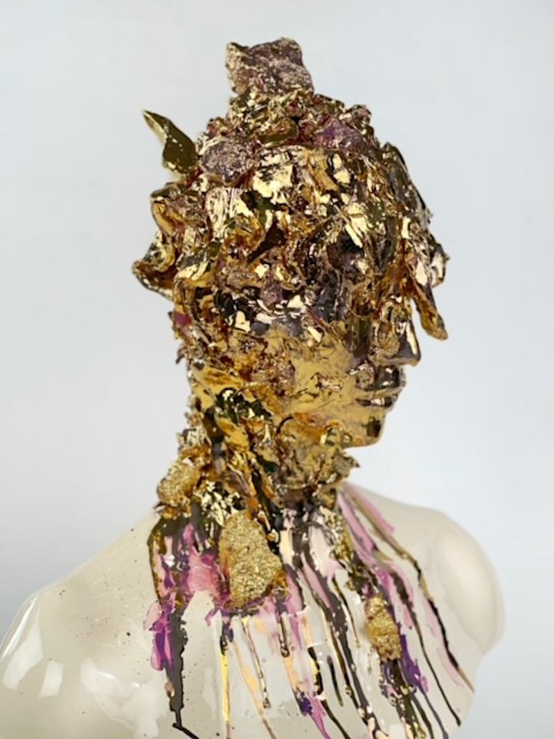 Buste abstrait figuratif en or sculpture en céramique contemporaine violet 24k or  - Sculpture de Emil Alzamora