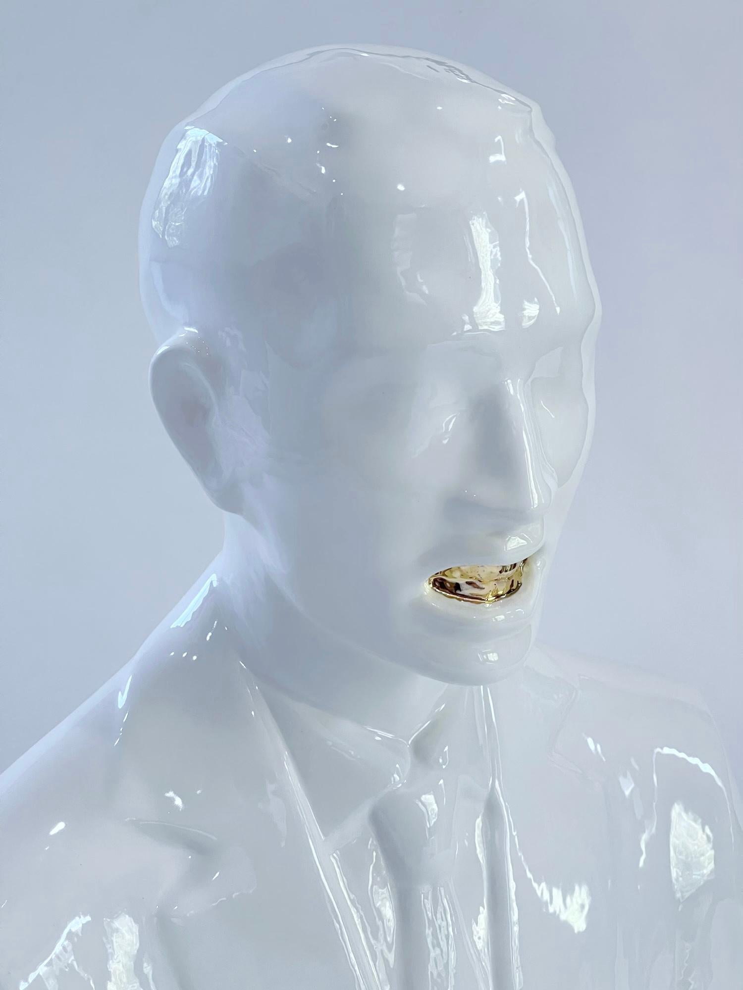 Busto abstracto blanco dorado escultura figurativa cerámica contemporánea moderna - Sculpture Contemporáneo de Emil Alzamora