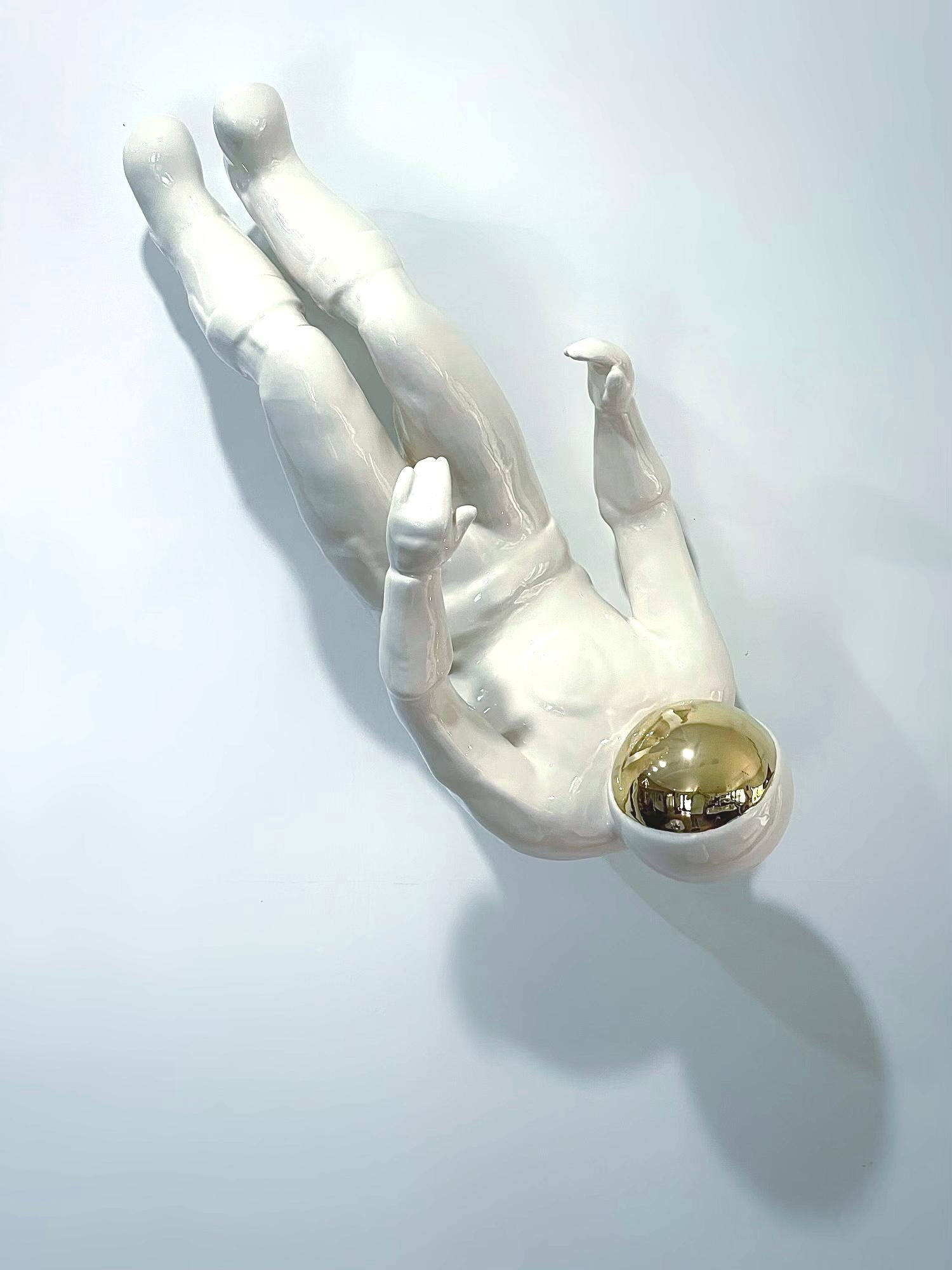 Busto figurativo dell'astronauta in oro bianco scultura in ceramica moderna e contemporanea - Sculpture di Emil Alzamora