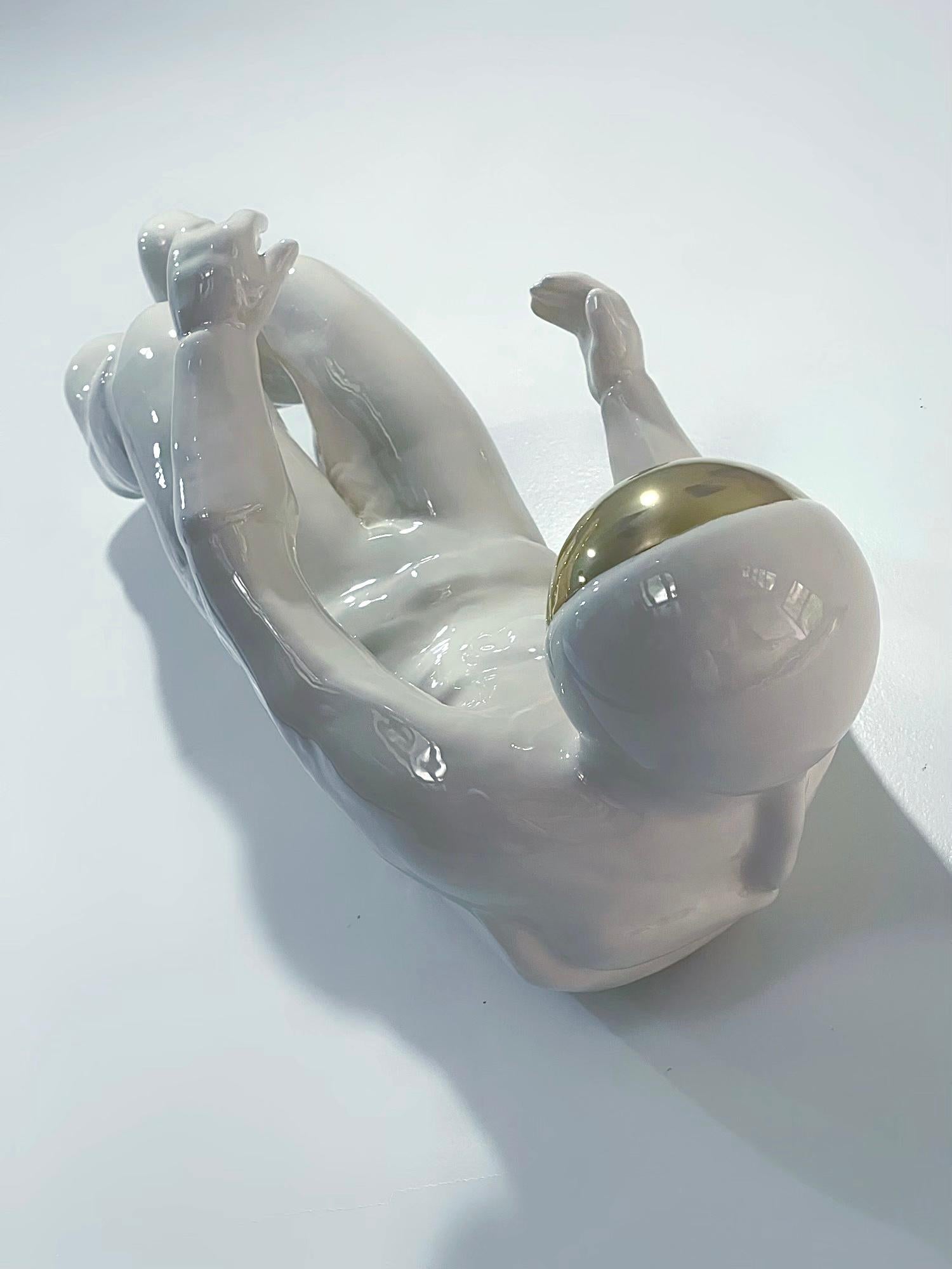 Busto figurativo dell'astronauta in oro bianco scultura in ceramica moderna e contemporanea - Sculpture Contemporaneo di Emil Alzamora
