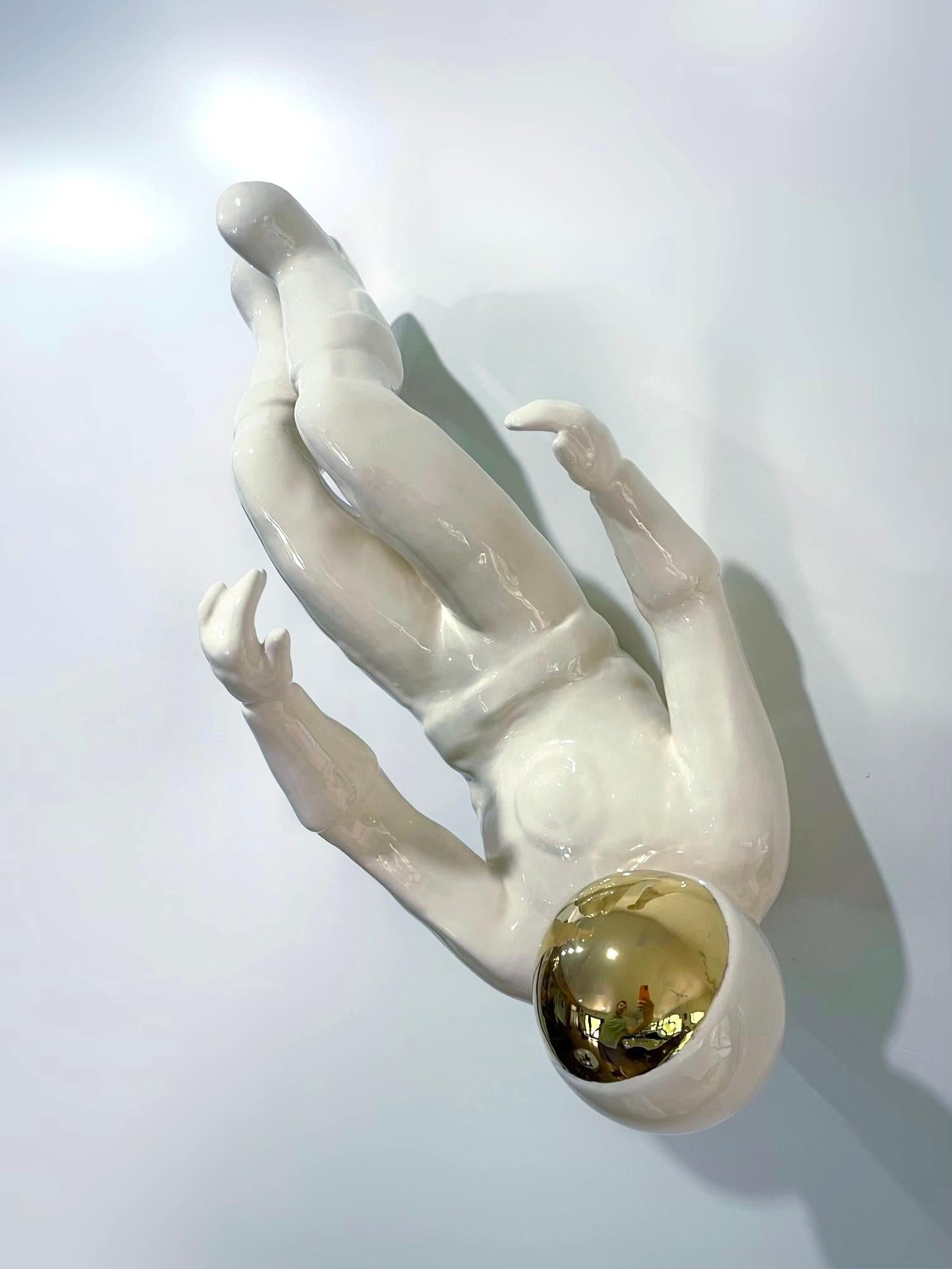 Busto figurativo dell'astronauta in oro bianco scultura in ceramica moderna e contemporanea - Still-Life Sculpture Oro di Emil Alzamora
