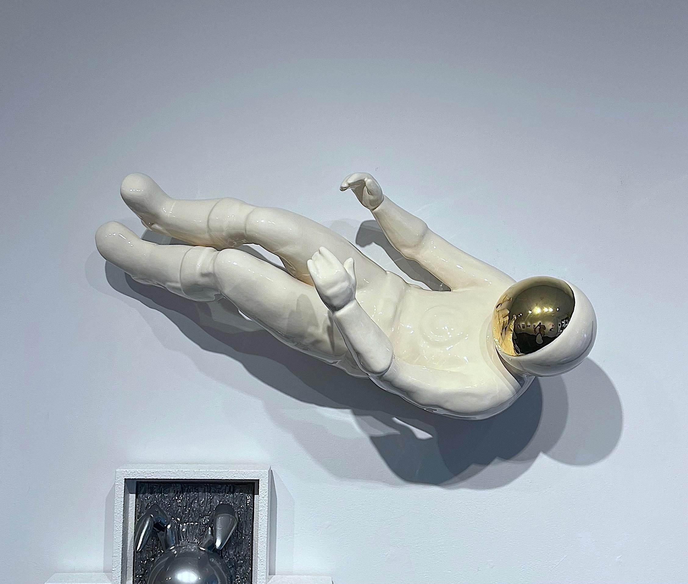 Appeso alla parete - Ceramica scolpita a mano con smalto dorato e maschera - 2024

Emil Alzamora è nato a Lima, in Perù, nel 1975 ed è cresciuto a Boca Grande, in Florida. In seguito ha frequentato la Florida State University dove si è laureato