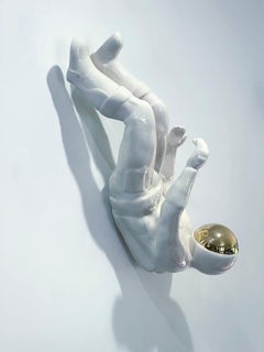 Busto figurativo dell'astronauta in oro bianco scultura in ceramica moderna e contemporanea