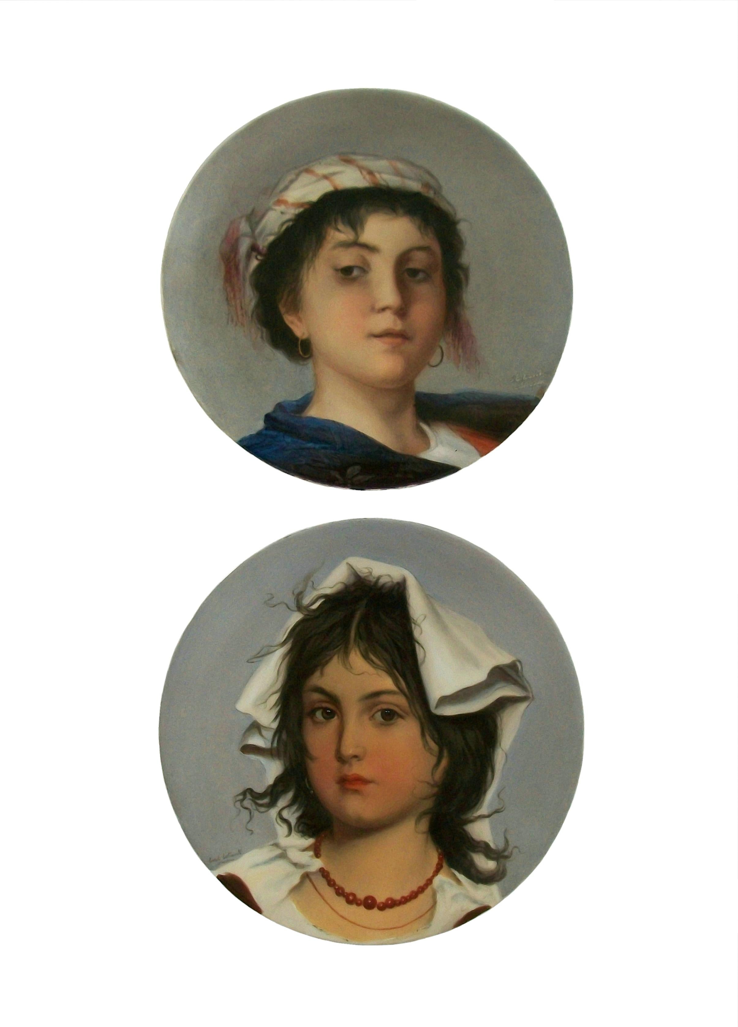 CHRISTIAN FREDERIK EMIL ECKARDT (danois, 1832-1914) - 'Mino' ('Fils de la main droite' - Hébreu ancien) & 'Gabriela' - FABRIQUE DE PORCELAINE DE PIRKENHAMMER (Fischer & Meig) - Extraordinaire et rare paire d'anciennes assiettes de cabinet en