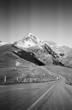 Zeitgenössische israelische Fotografie von Emil Farber - The Road to Kazbegi