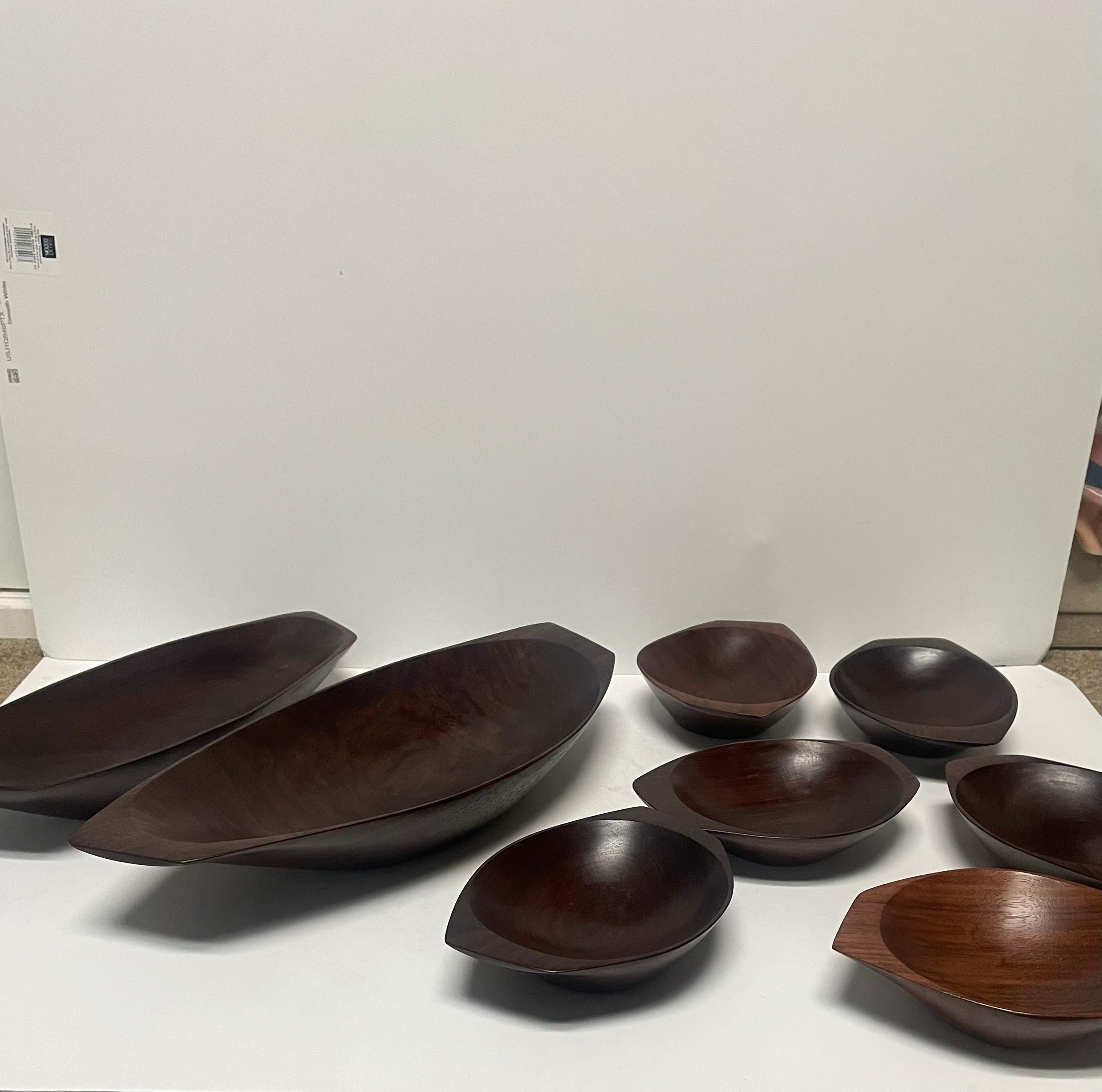 que incluye un juego de seis cuencos o platos y dos platos similares para servir, cada uno firmado 