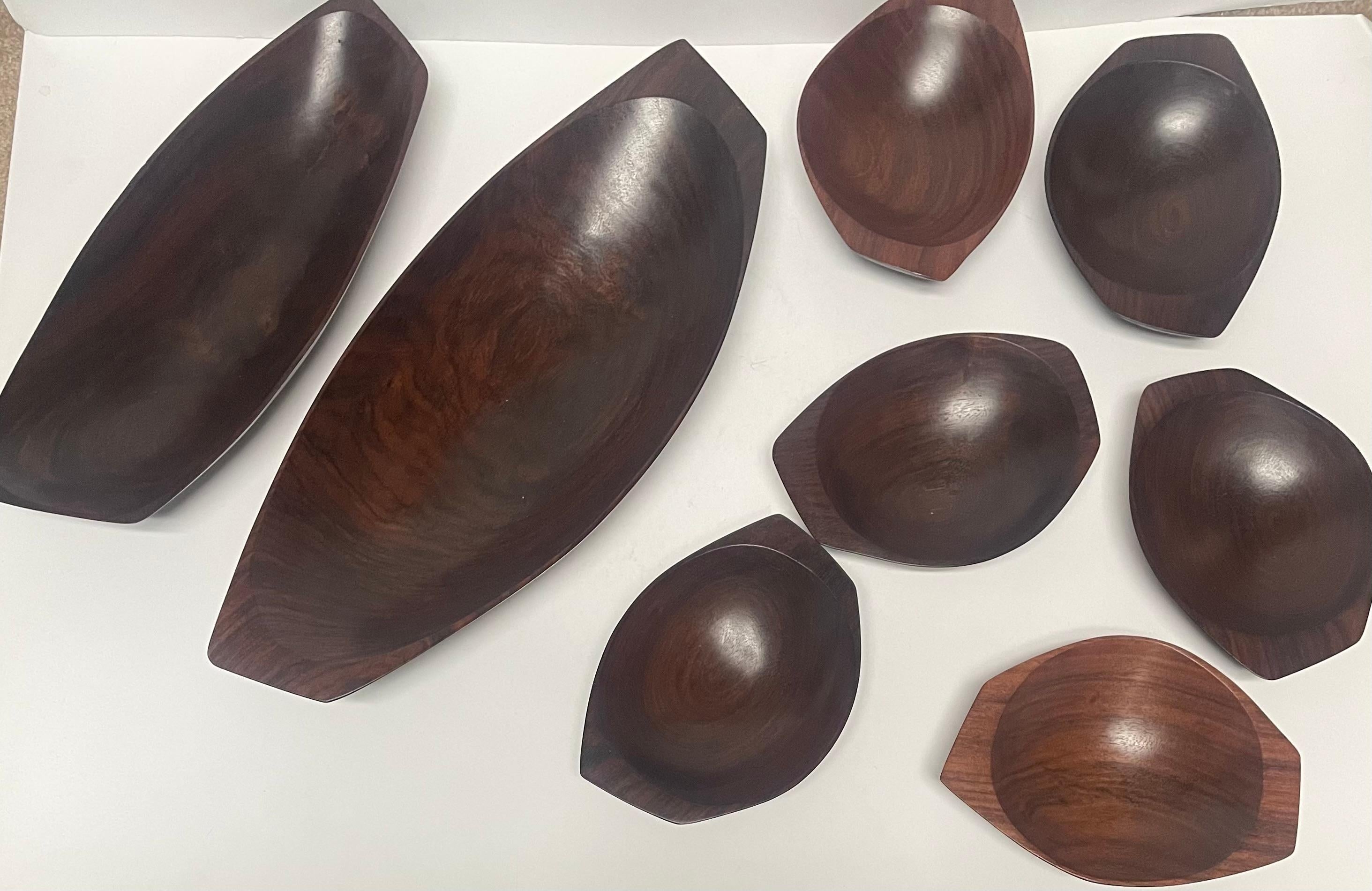 " Colección de ocho cuencos y artículos de mesa de palisandro" - Sculpture de Emil Milan 