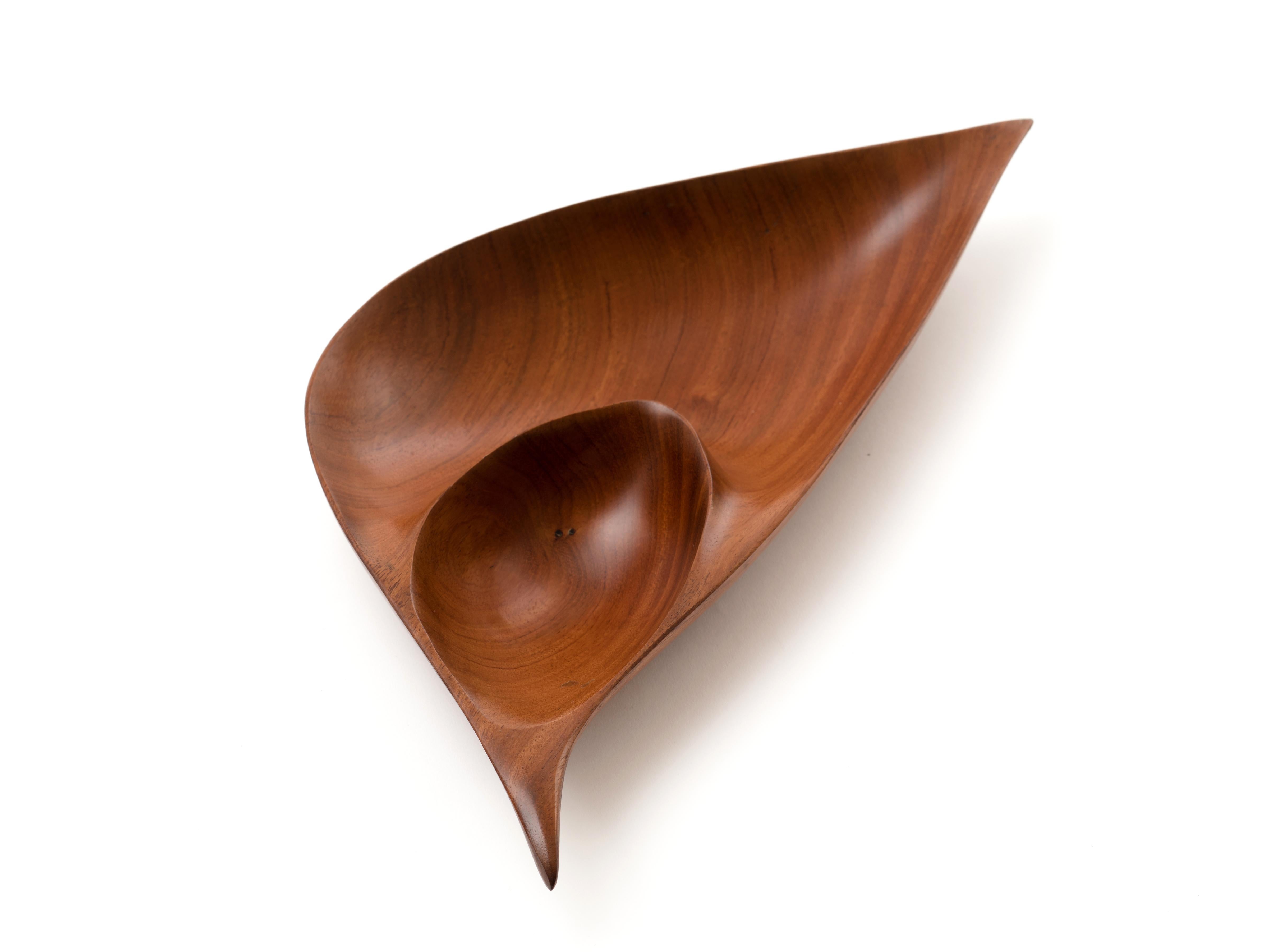 Un bol de forme libre à deux compartiments exquisément sculpté par Emil Milan (1922-85), exécuté en bubinga. Riche patine sur toute la surface. Signé sur la face inférieure, 