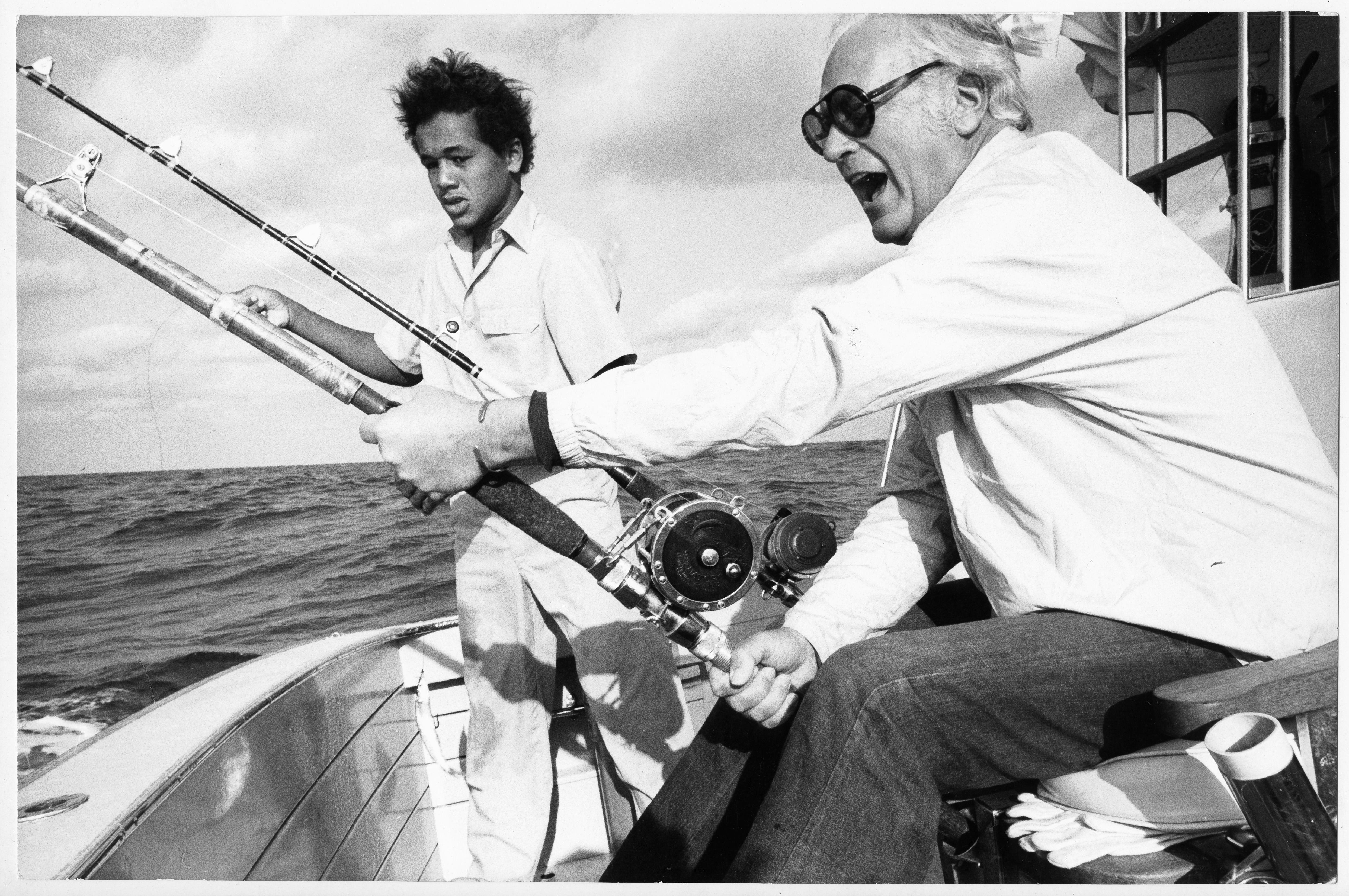 Emil Perauer Black and White Photograph - Holiday on the Bahamas - Curd Jürgens hunting on Barakudas, circa 1971.