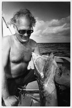 Holiday auf den Bahamas – Kurd Jürgens mit einem gerade gefangenen Barakuda, um 1971.