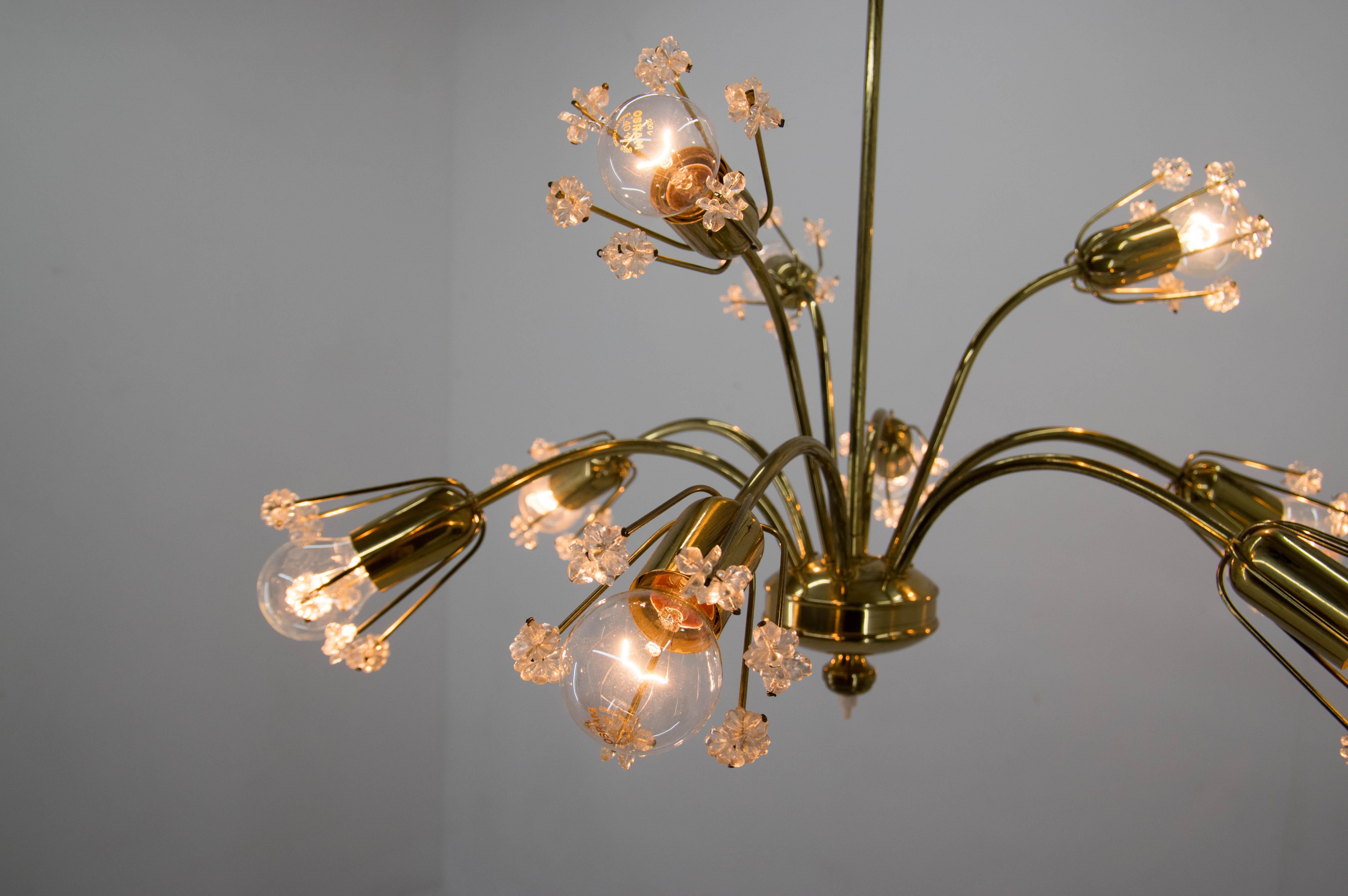 Progettato negli anni '50 da Emil Stejnar e realizzato da Rupert Nikoll. L'accensione della parte inferiore potrebbe spegnere le tre lampadine superiori. Condizioni originali molto buone. Ottone laccato con lieve patina d'età. Non mancano parti in
