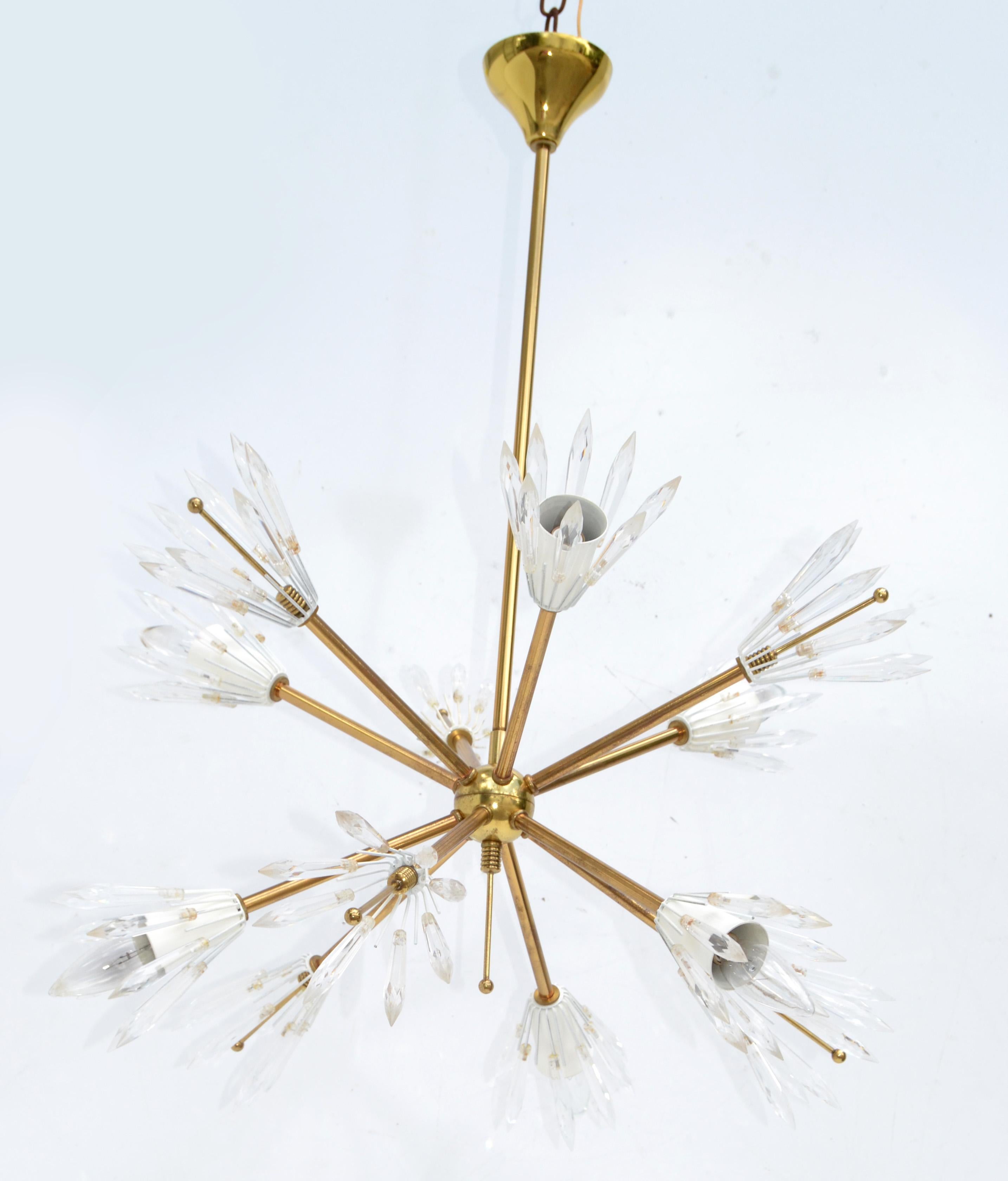 Emil Stejnar sechsfache Sputnik-Hängeleuchte, Orbit-Kronleuchter aus Messing und geblasenen Glaselementen von Rupert Nikoll.
Originalzustand verdrahtet für die USA und nimmt 6 Glühbirnen max. 40 Watt.
Mid-Century Modern Handwerkskunst aus