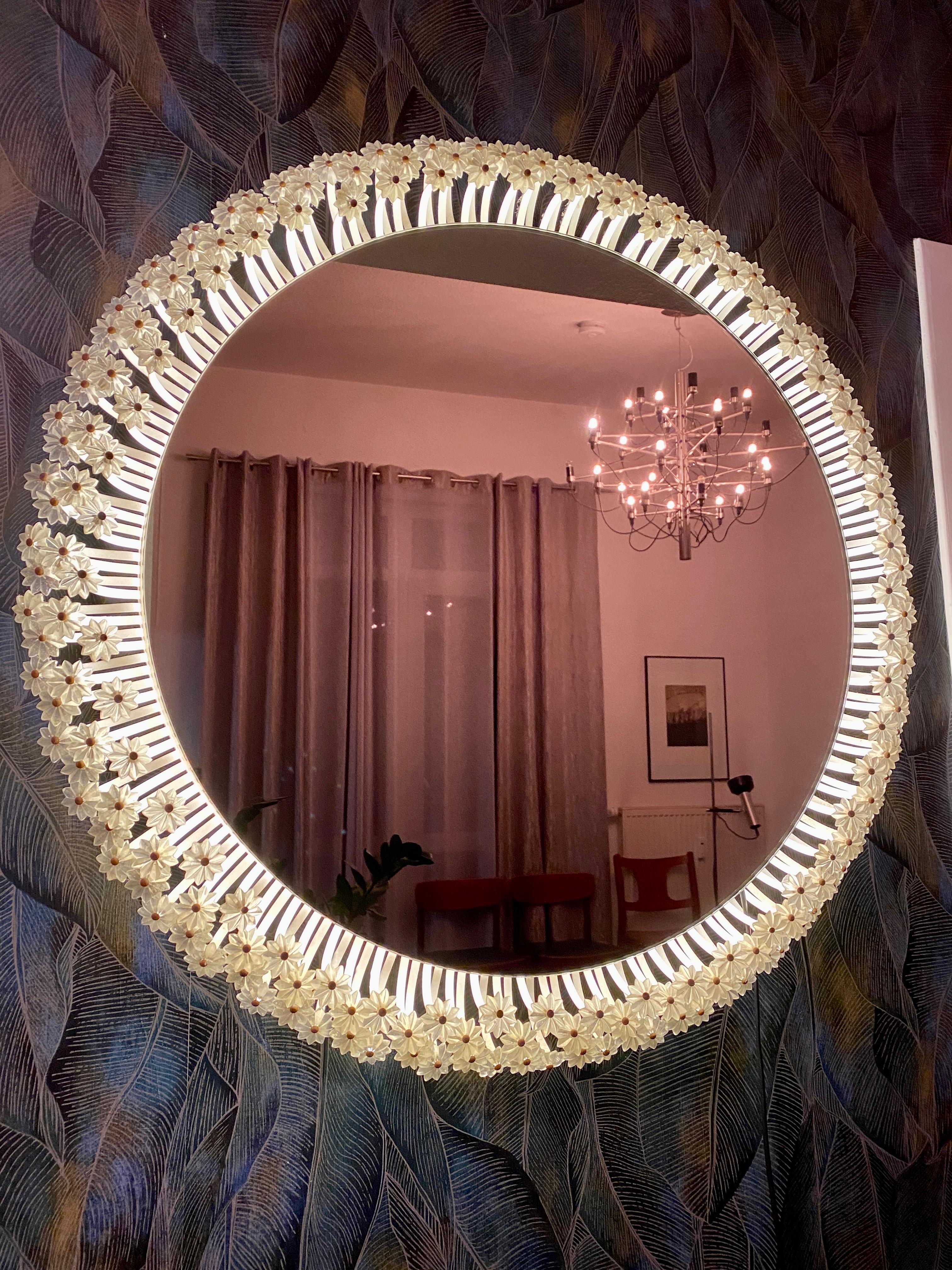 Specchio da parete rotondo di Münchner Zier-Form, progettato da Emil Stejnar, con illuminazione indiretta e fiori di plastica degli anni '60.
Questo articolo vintage è perfettamente funzionante e in ottime condizioni, ma presenta segni di usura