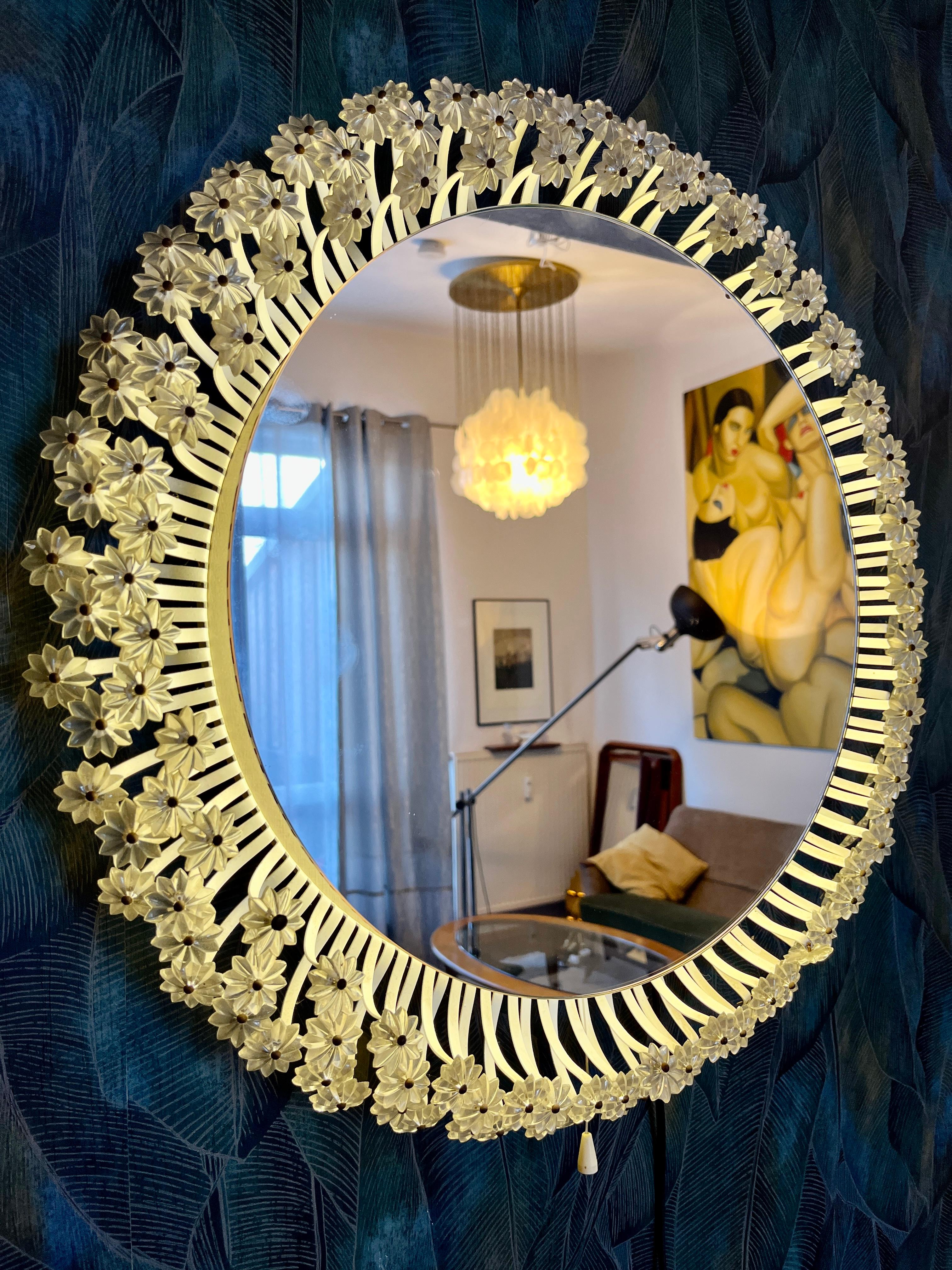 Specchio da parete rotondo di Münchner Zier-Form, progettato da Emil Stejnar, con illuminazione indiretta e fiori di plastica degli anni '60.
Questo articolo vintage è perfettamente funzionante e in ottime condizioni, ma presenta segni di usura