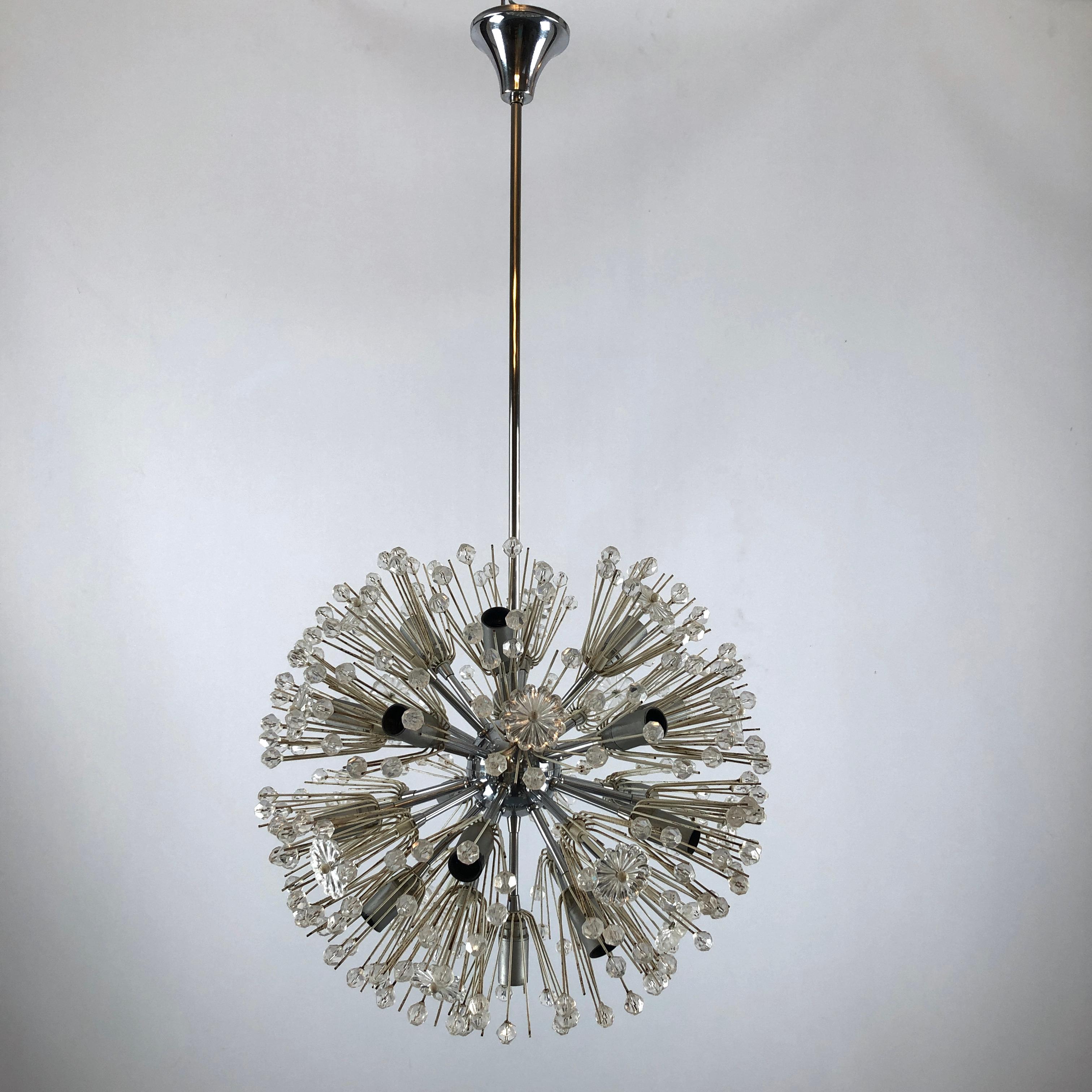 Buone condizioni vintage per questo sputnik cromato e laccato disegnato da Emil Stejnar e prodotto da Kalmar negli anni '70.