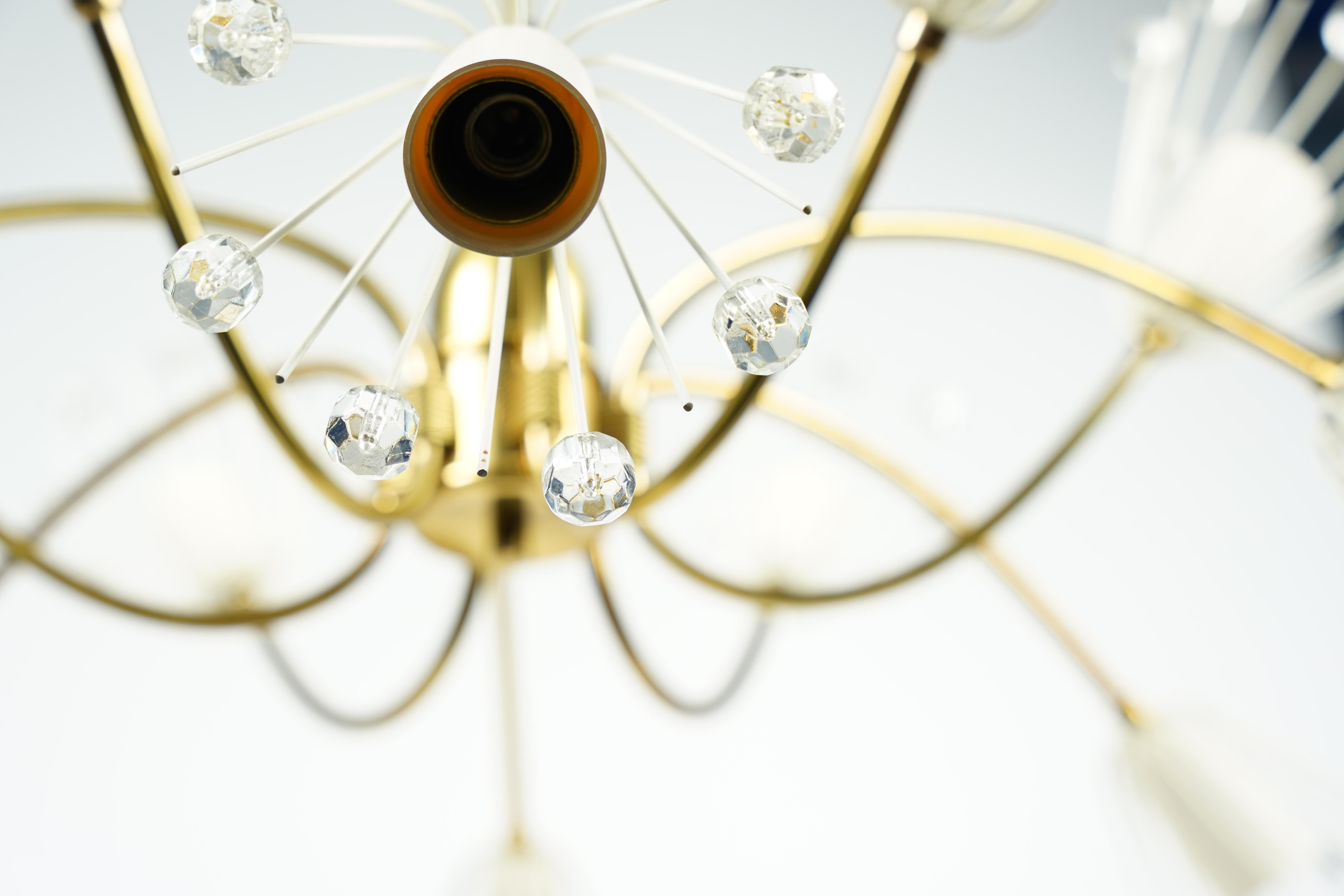 Emil Stejnar per Rupert Nikoll ottone e vetro  lampadario, Austria, 1950.
Lampadario composto da una struttura in ottone con numerosi elementi in vetro illuminati da 12 lampadine individuali.

È possibile organizzare la consegna nell'area di NYC.
