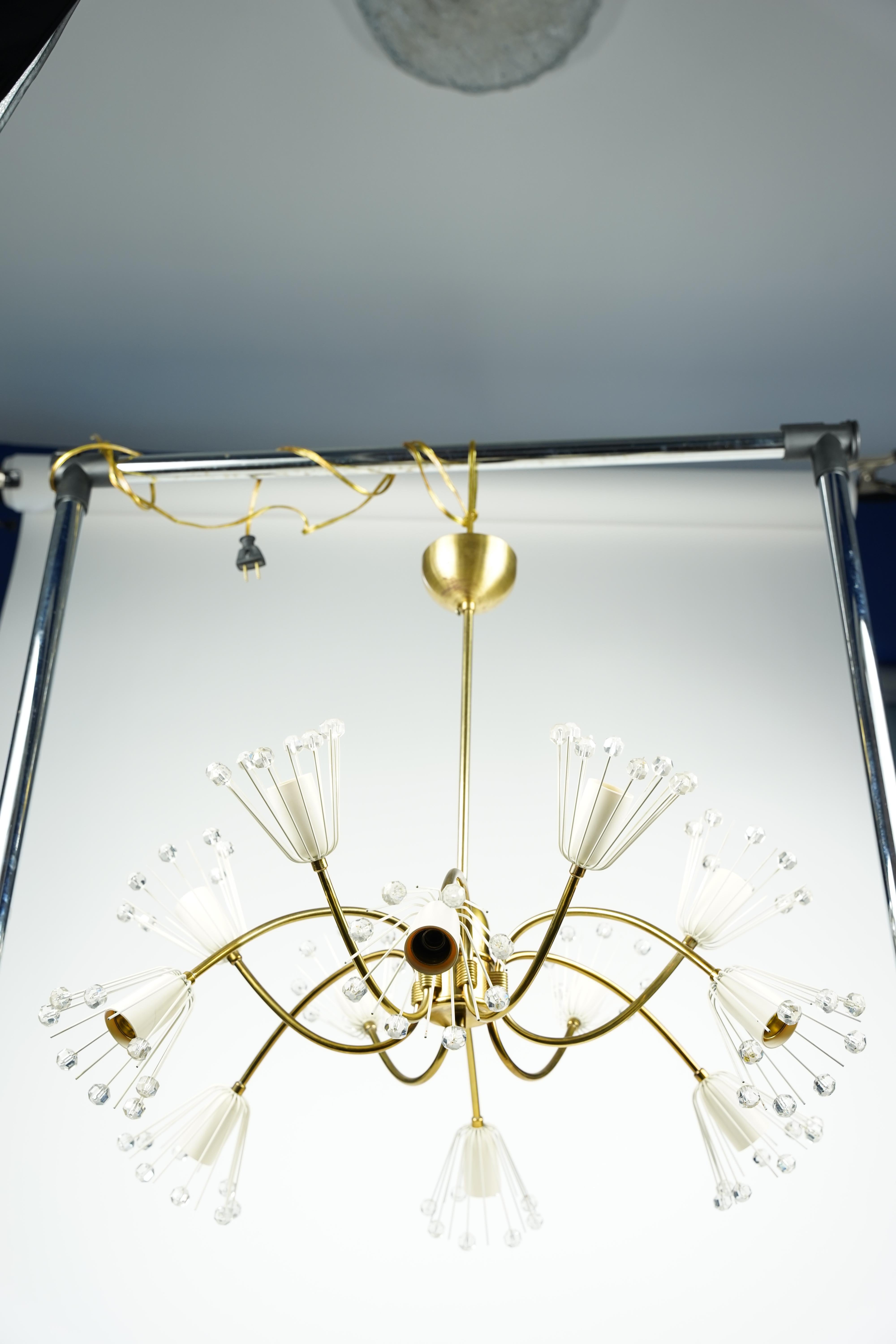 Mid-Century moderno Emil Stejnar per Rupert Nikoll Lampadario a 12 bracci in ottone, Austria, 1950 in vendita