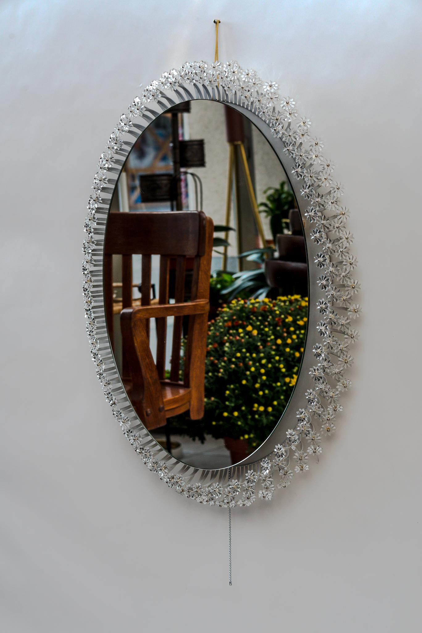 Specchio da parete retroilluminato Viennese di Emil Stejnar con fiori di vetro, anni '50 
Condizioni originali