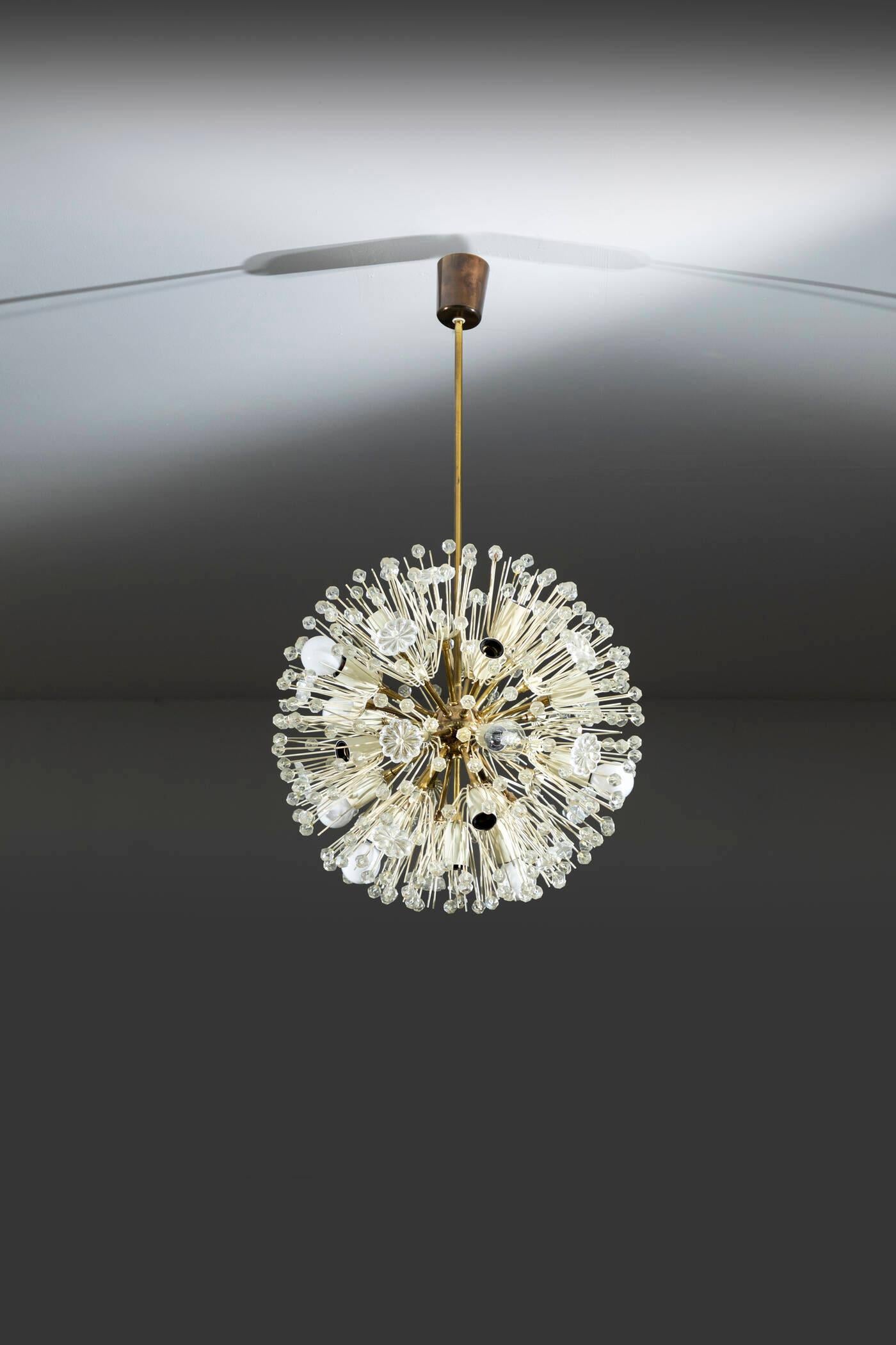 Lámpara colgante mod. Sputnik.
Estructura de latón y metal pintado, elementos de plástico transparente.
Prod. Rupert Nikkol, años 60

