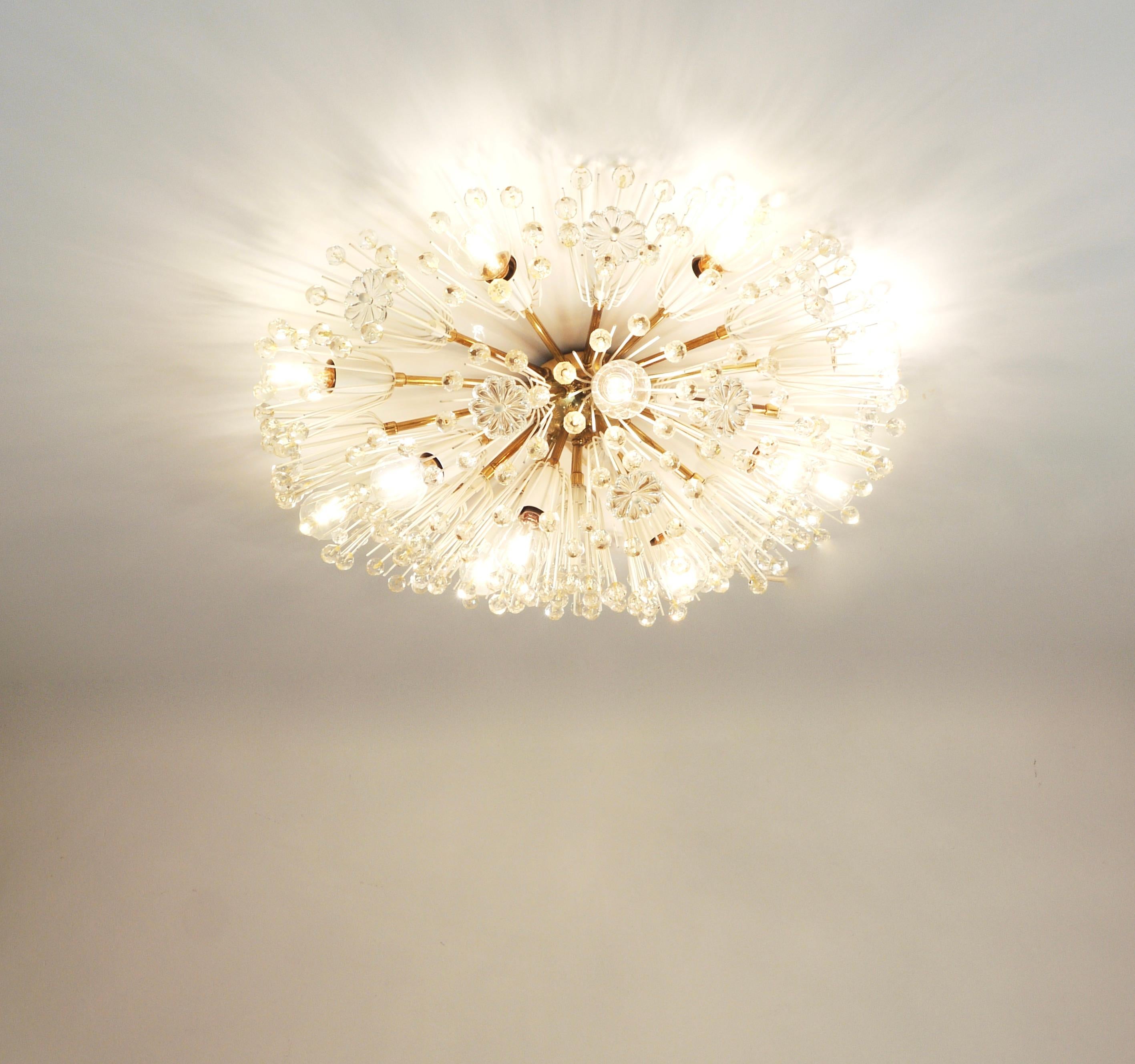Mid-Century moderno Emil Stejnar Large Oval Brass Sputnik Flush Mount Ceiling Light by Rupert Nikoll in vendita