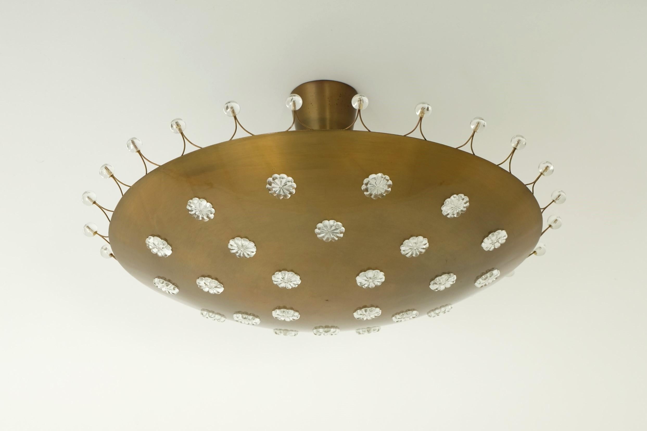 Emil Stejnar Mid-Century Modern Brass Bowl Flush Mount Lamp, Austria 1950s en Bueno estado para la venta en München, BY