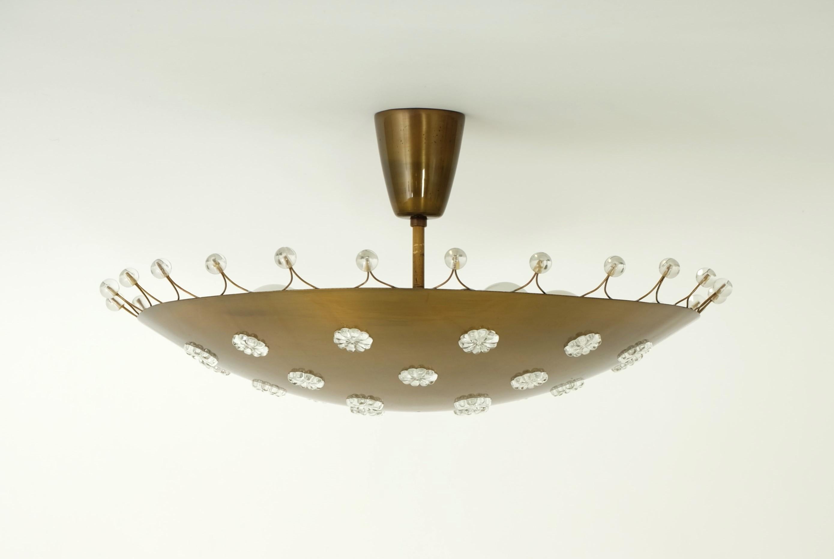 Emil Stejnar Mid-Century Modern Brass Bowl Flush Mount Lamp, Austria 1950s mediados del siglo XX en venta