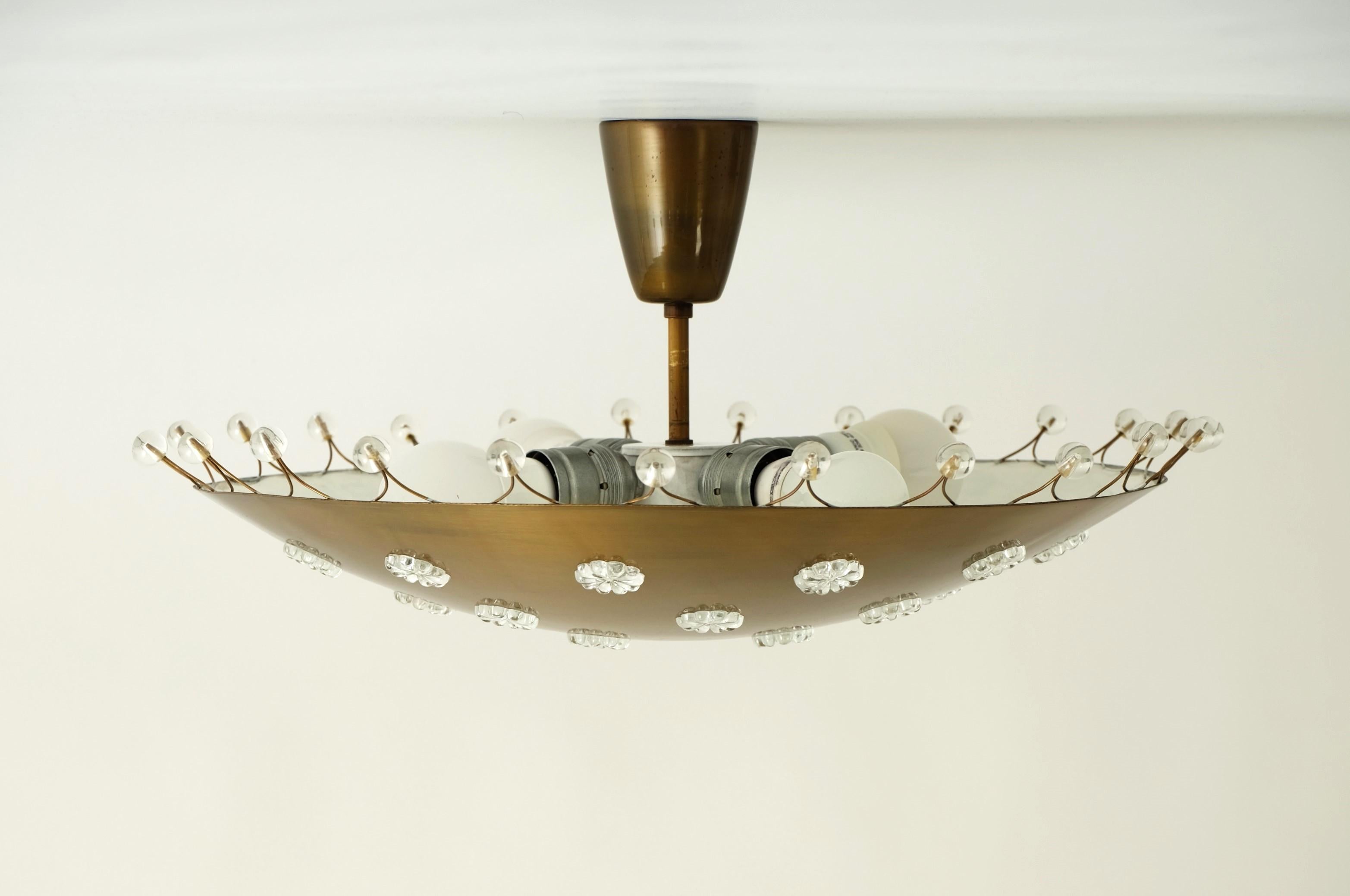 Emil Stejnar Mid-Century Modern Brass Bowl Flush Mount Lamp, Austria 1950s Vidrio en venta