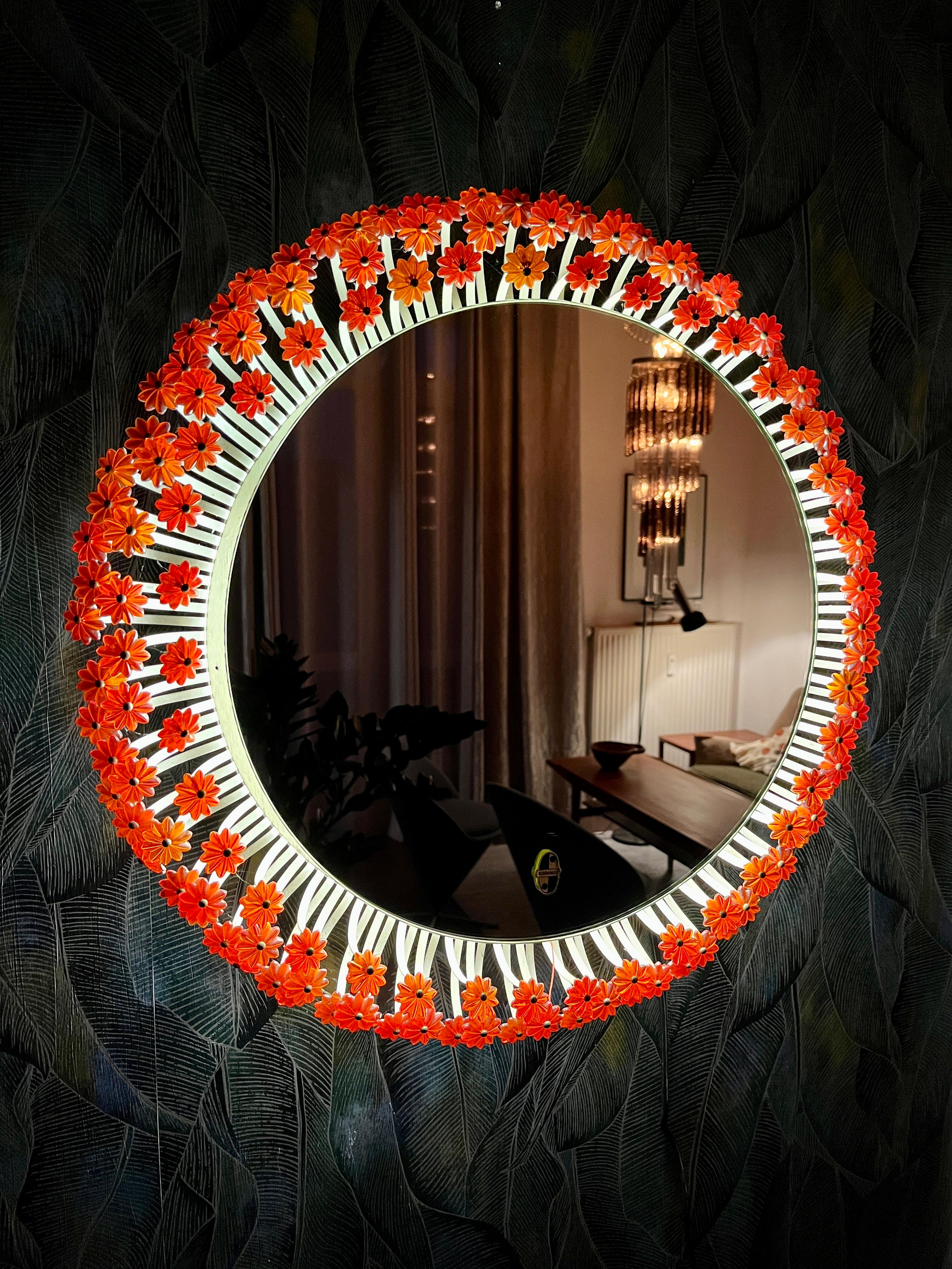 Specchio da parete rotondo di Münchner Zier-Form, progettato da Emil Stejnar, con illuminazione indiretta e fiori di plastica degli anni '60.
Questo articolo vintage è perfettamente funzionante e in ottime condizioni, ma presenta segni di usura