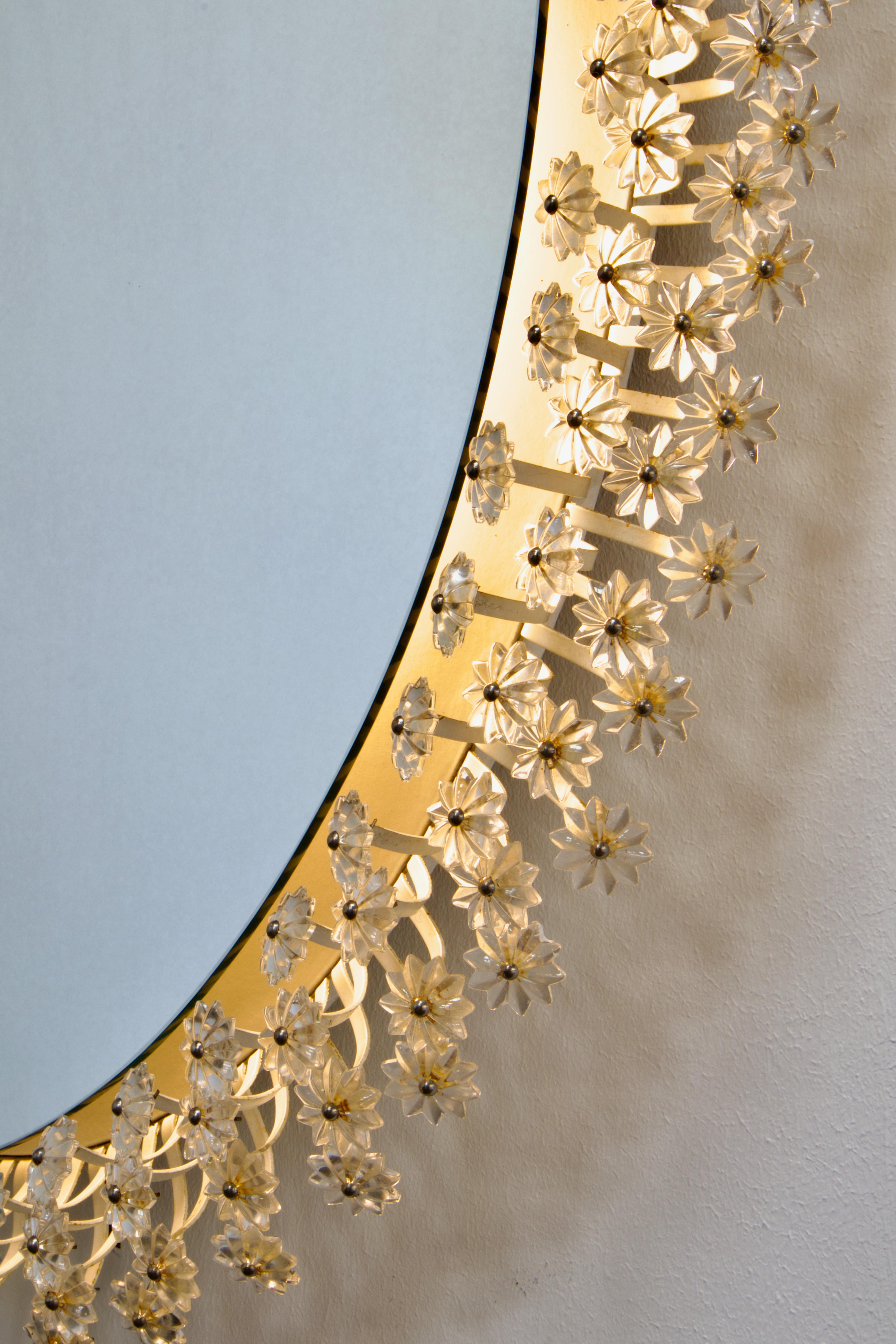 Ovaler Wandspiegel von Emil Stejnar mit 200+ hinterleuchteten österreichischen Kristallen (Metall) im Angebot